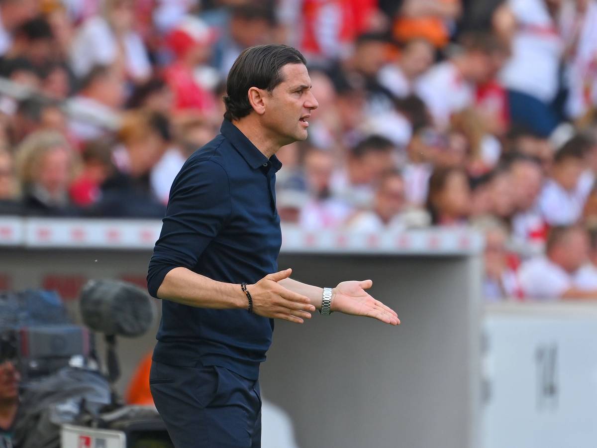 Gerardo Seoane streckt seine Hände während einer Partie seiner Mannschaft heraus.