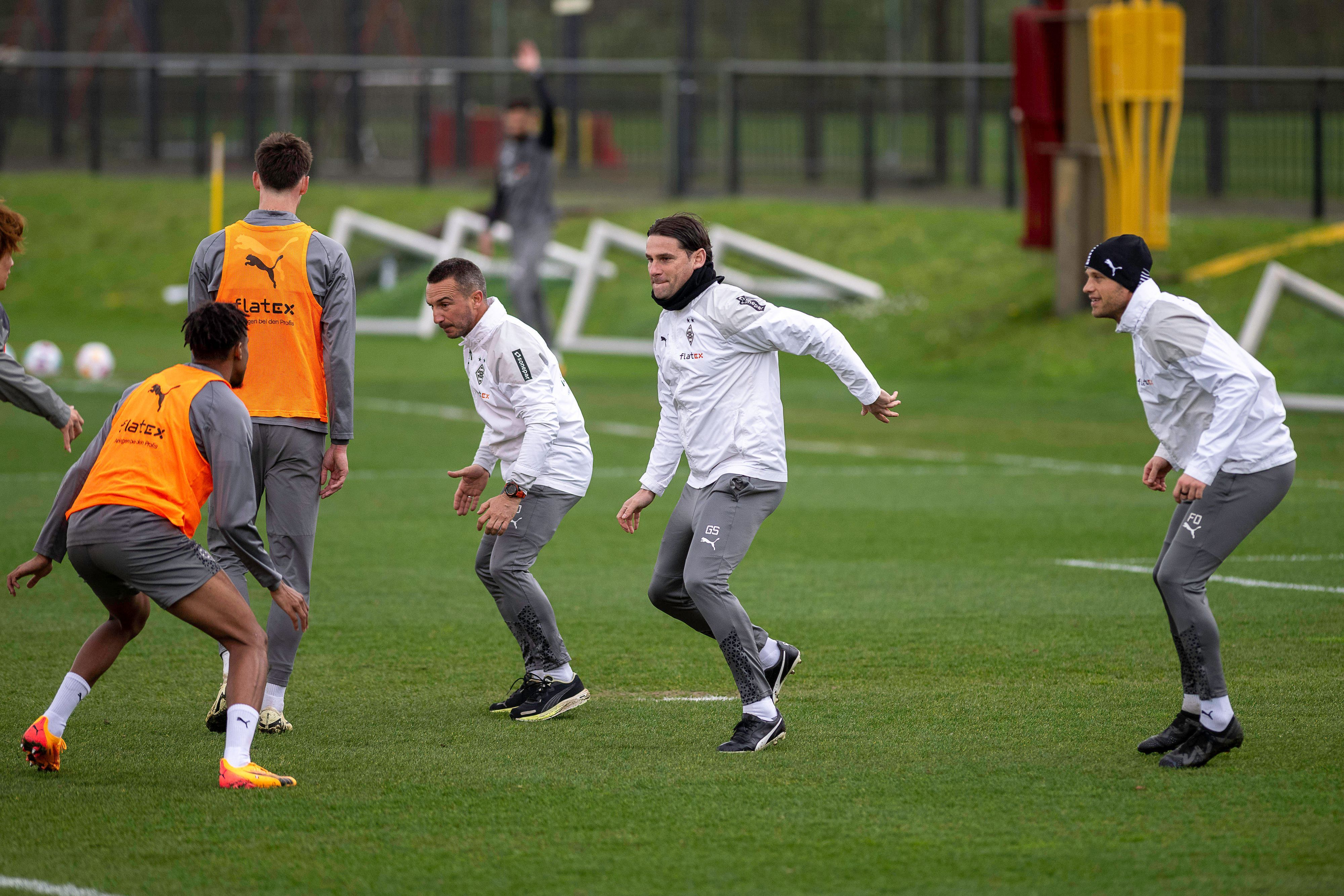 Das Trainerteam von Borussia Mönchengladbach während einer Trainingseinheit.