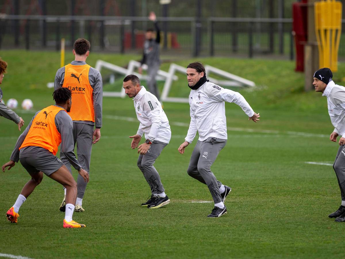 Das Trainerteam von Borussia Mönchengladbach während einer Trainingseinheit.