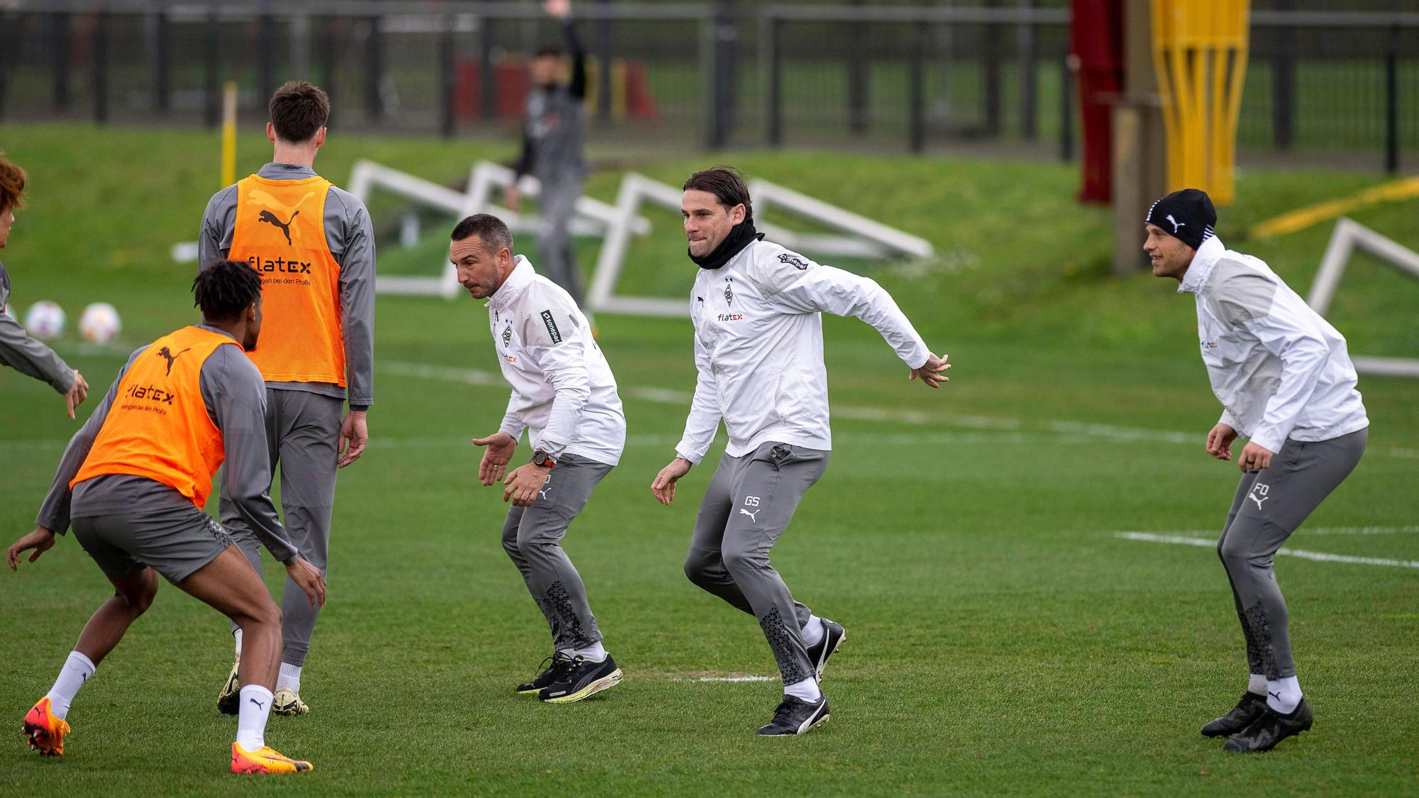 Das Trainerteam von Borussia Mönchengladbach während einer Trainingseinheit.