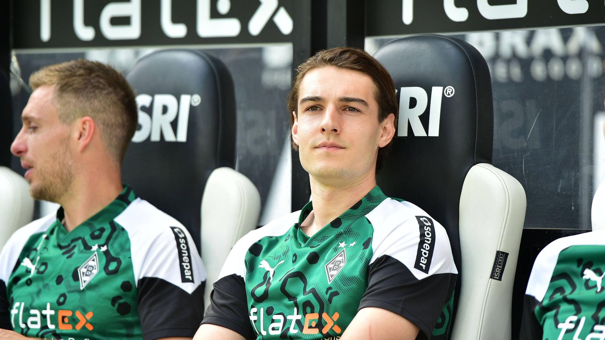 Florian Neuhaus auf der Bank.