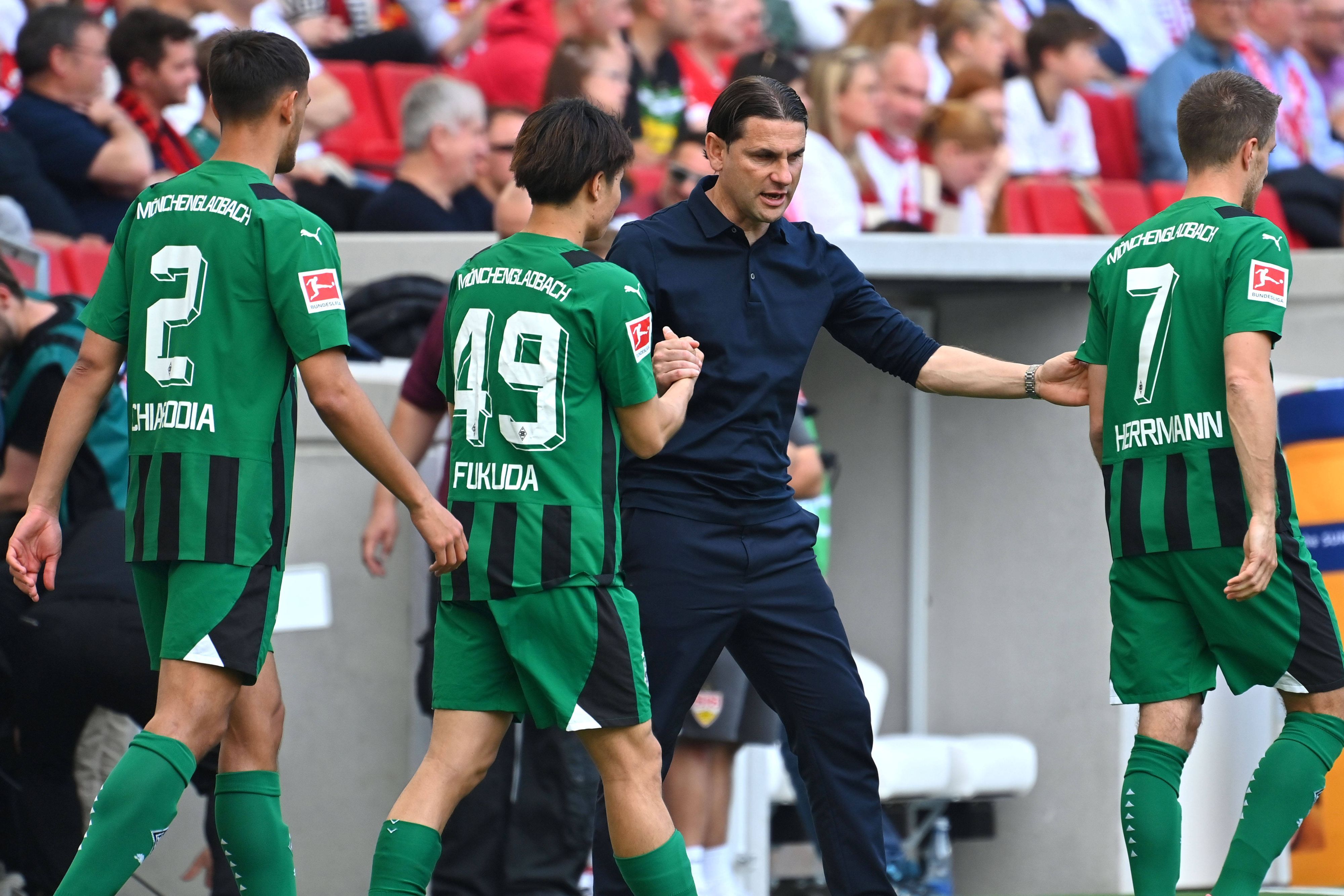 Gerardo Seoane klatscht die Einwechselspieler vor ihrem Einsatz ab.
