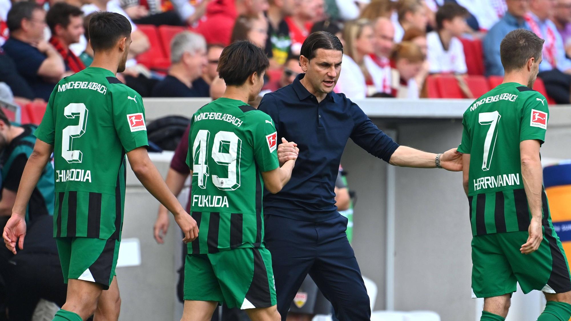 Gerardo Seoane klatscht die Einwechselspieler vor ihrem Einsatz ab.