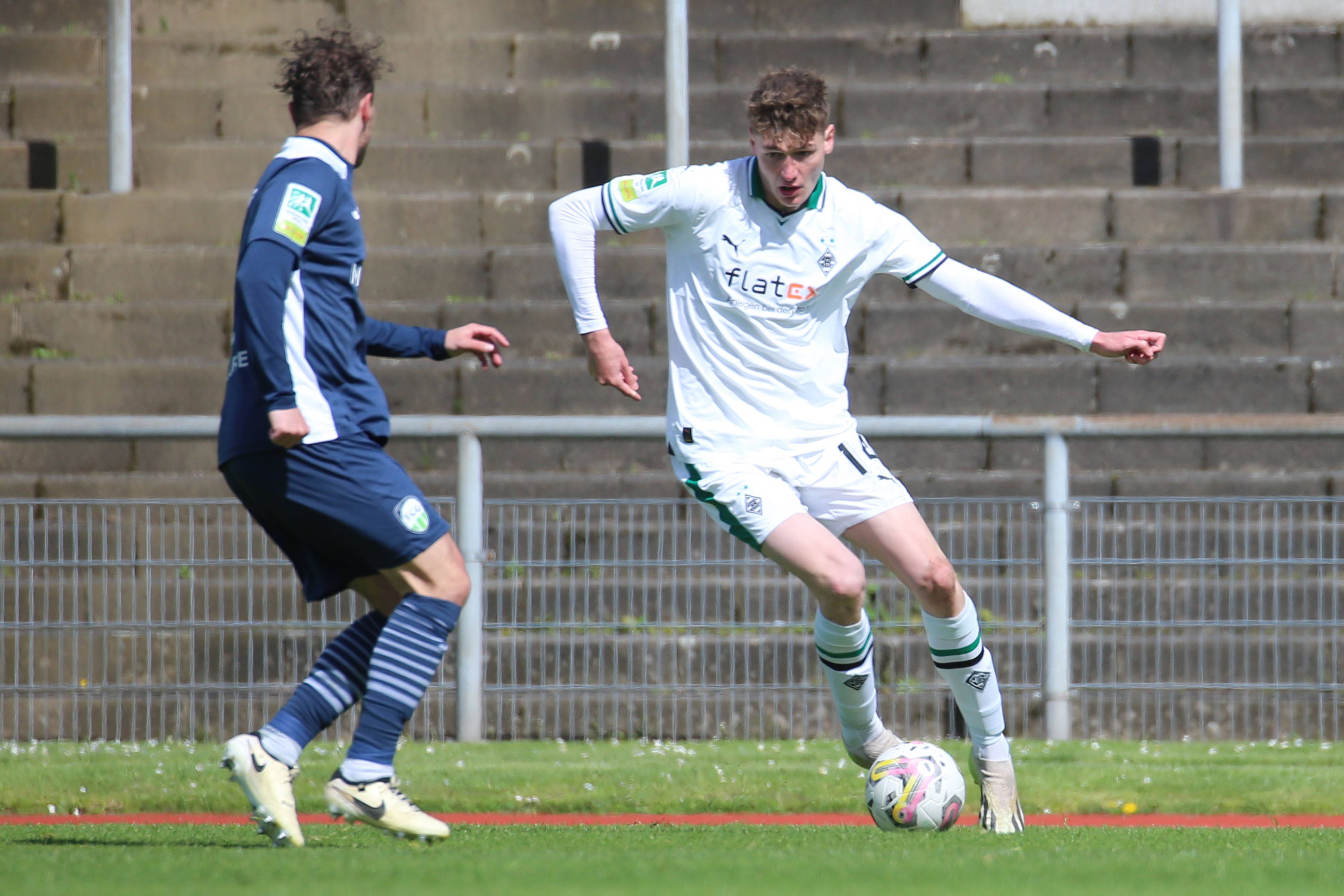 Ryan Don Naderi am Ball für die U23 von Borussia Mönchengladbach.