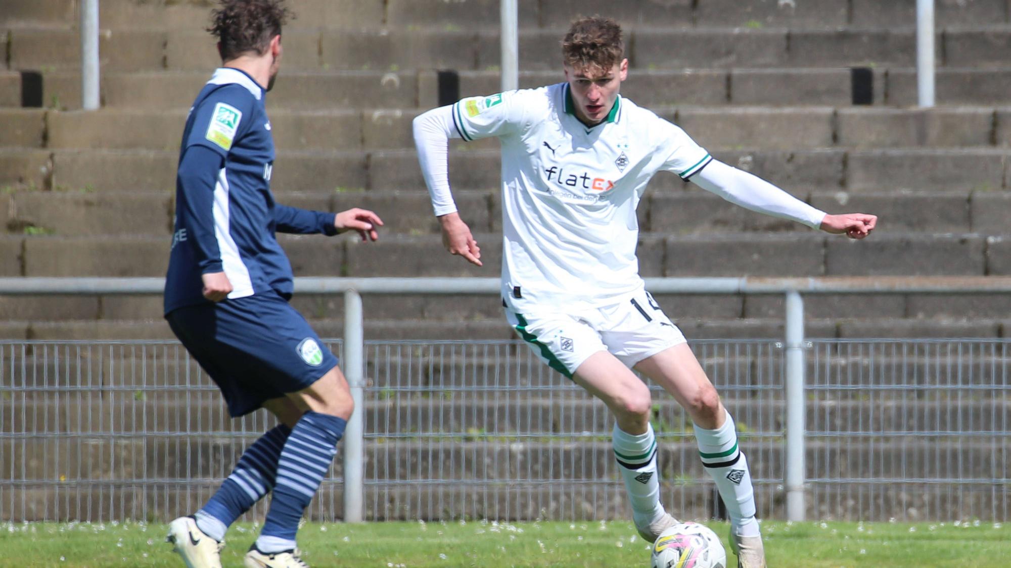 Ryan Don Naderi am Ball für die U23 von Borussia Mönchengladbach.