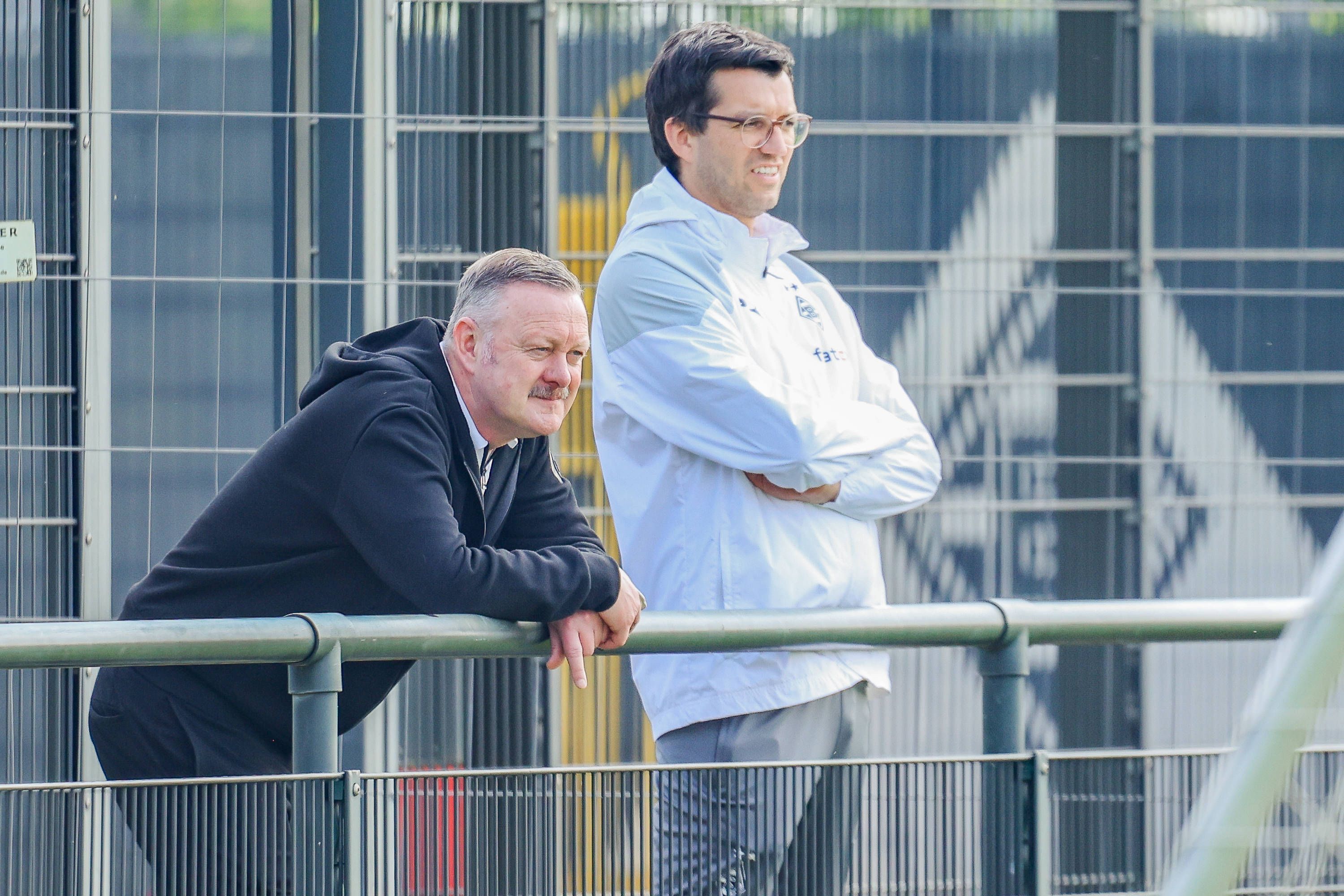 Roland Virkus schaut sich das Training seiner Mannschaft an.