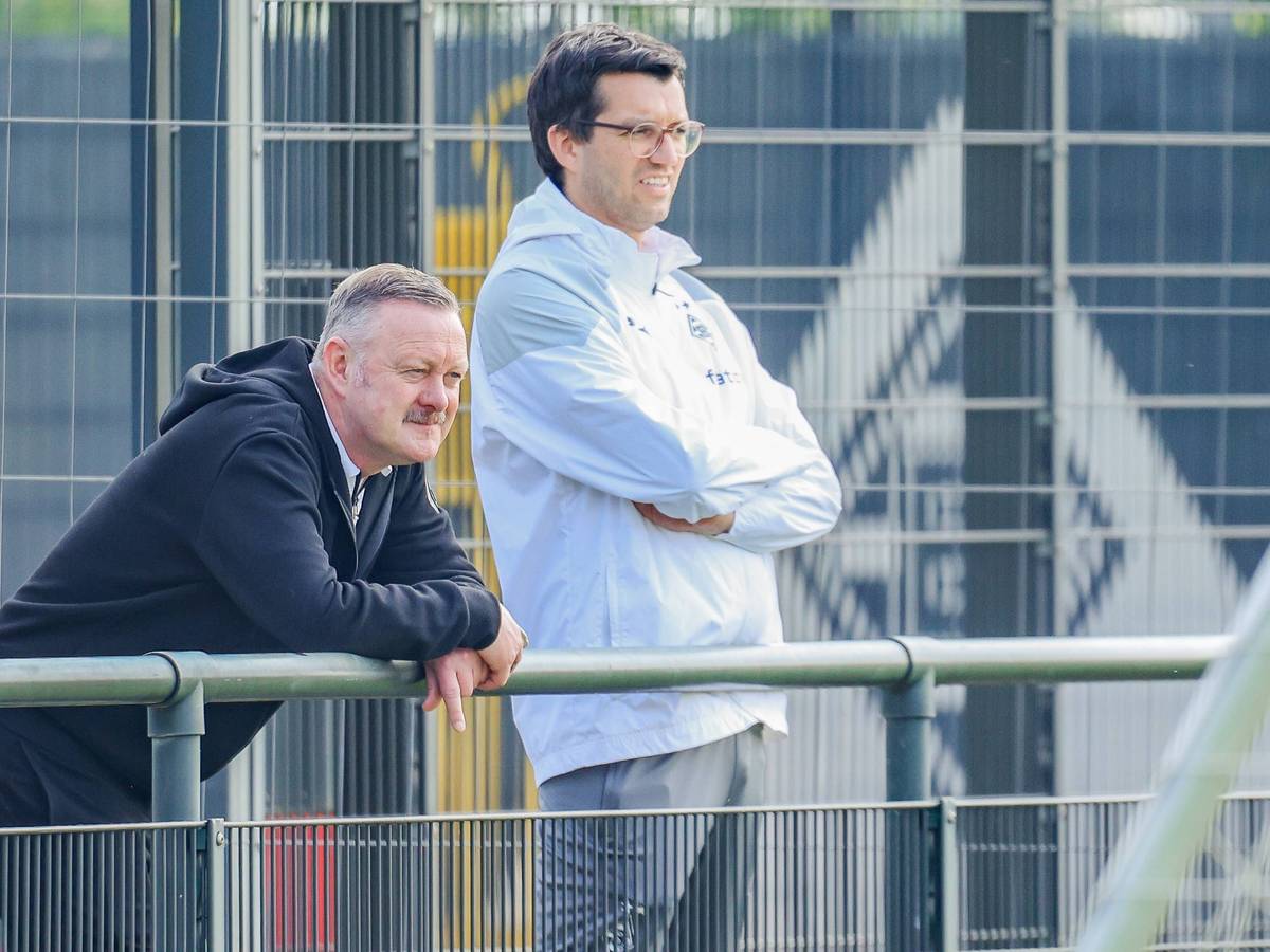 Roland Virkus schaut sich das Training seiner Mannschaft an.