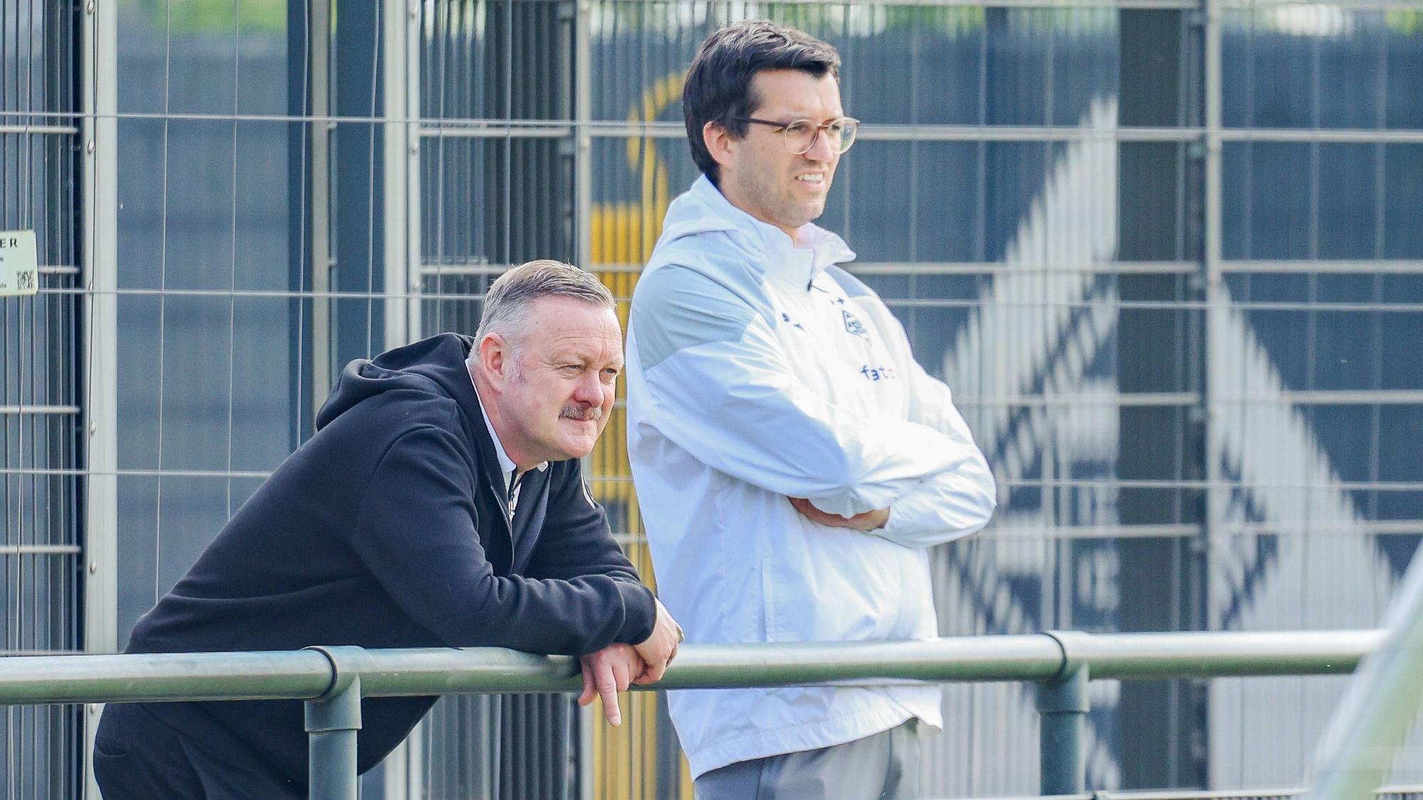Roland Virkus schaut sich das Training seiner Mannschaft an.