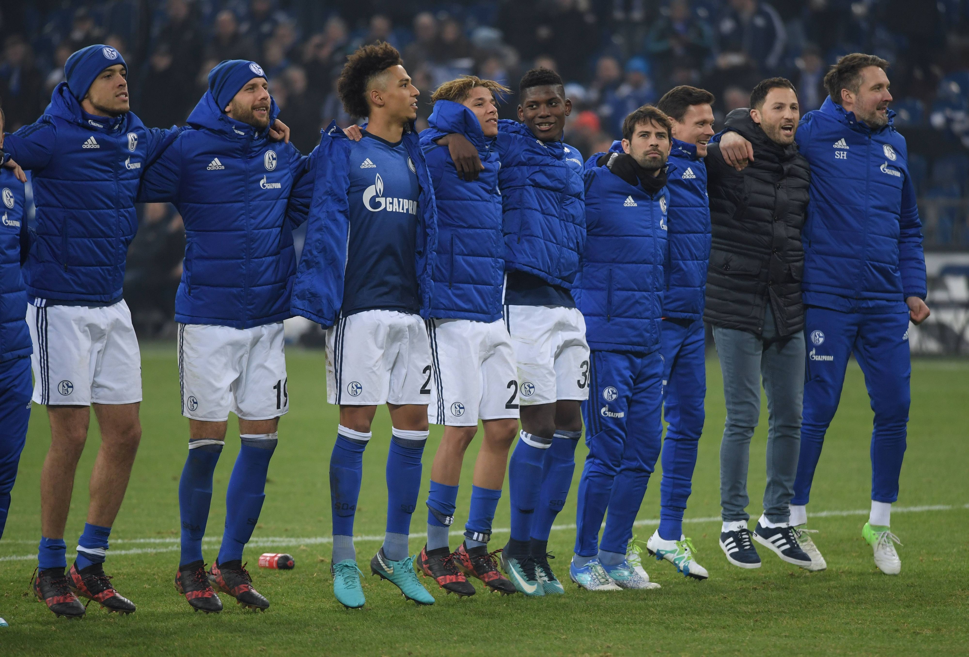 Schalke-Spieler jubeln nach einem Bundesliga-Sieg.
