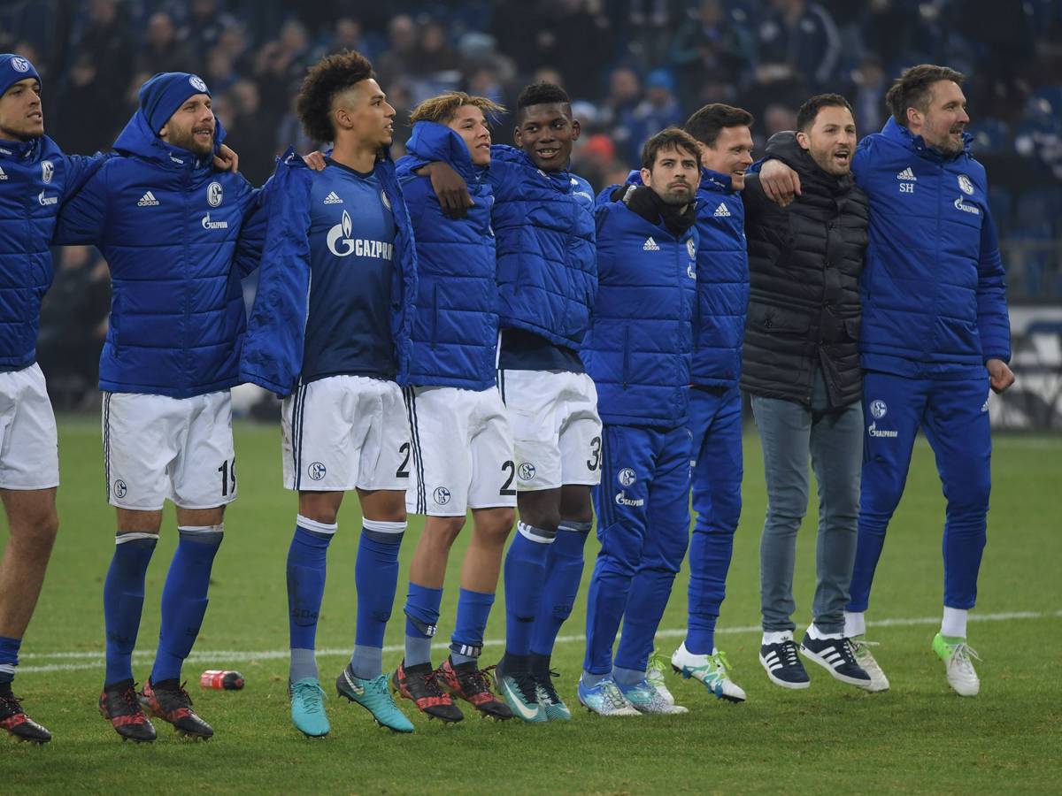 Schalke-Spieler jubeln nach einem Bundesliga-Sieg.