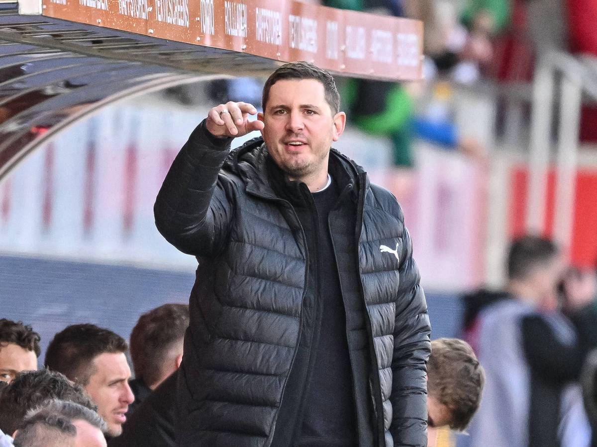 Nils Schmadtke winkt vor einer Borussia-Bank in Heidenheim ab.
