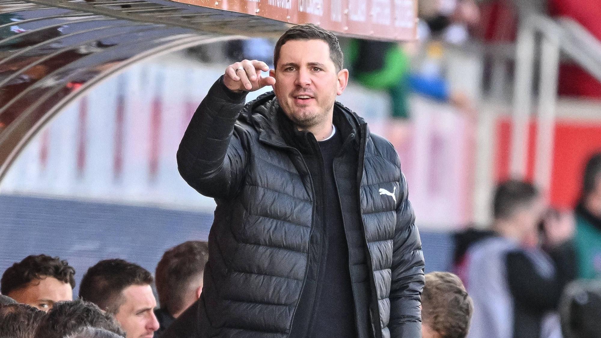 Nils Schmadtke winkt vor einer Borussia-Bank in Heidenheim ab.