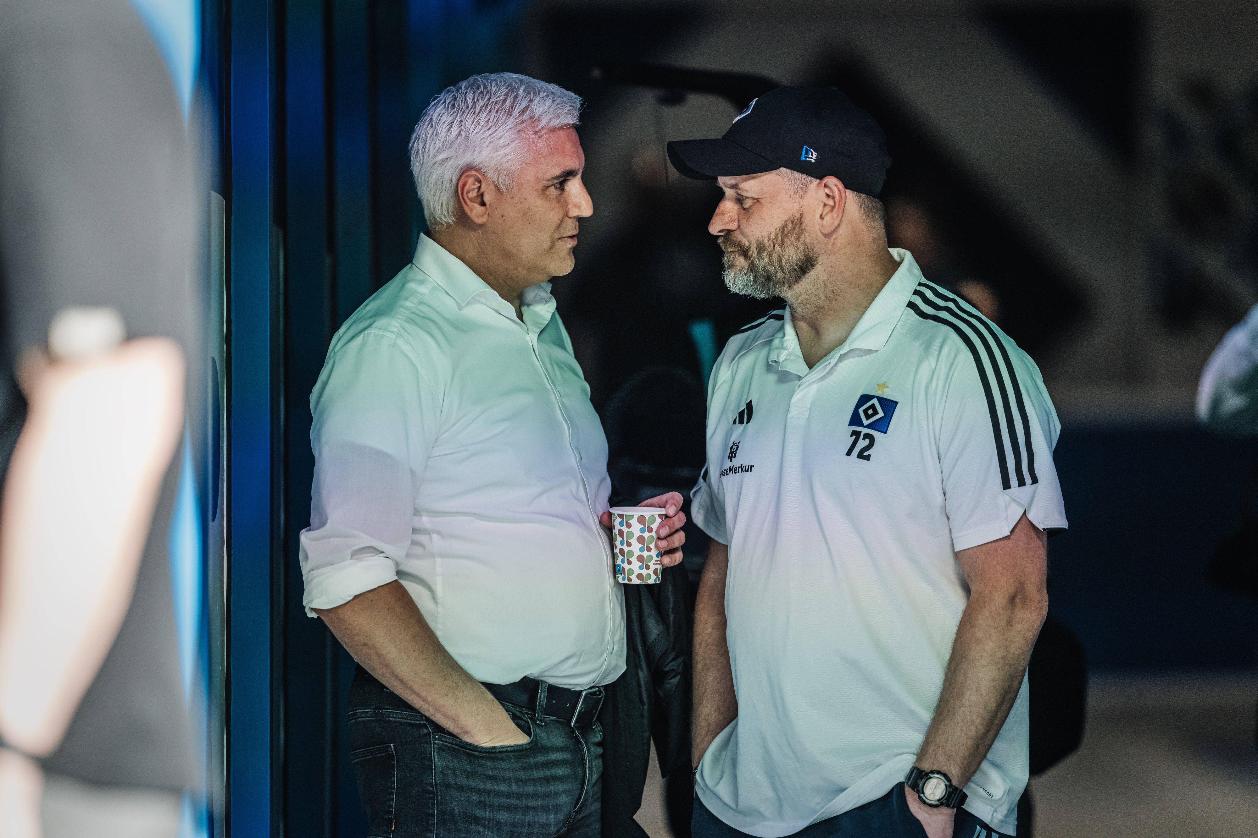 Steffen Baumgart und Andreas Bornemann im Gespräch.