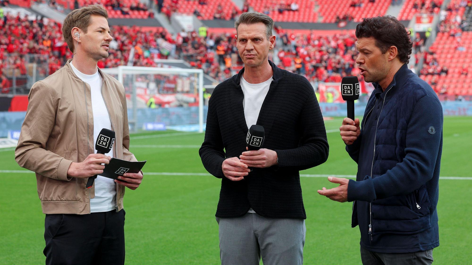 Alex Schlüter im Gespräch mit den Experten Tim Borowski und Michael Ballack.