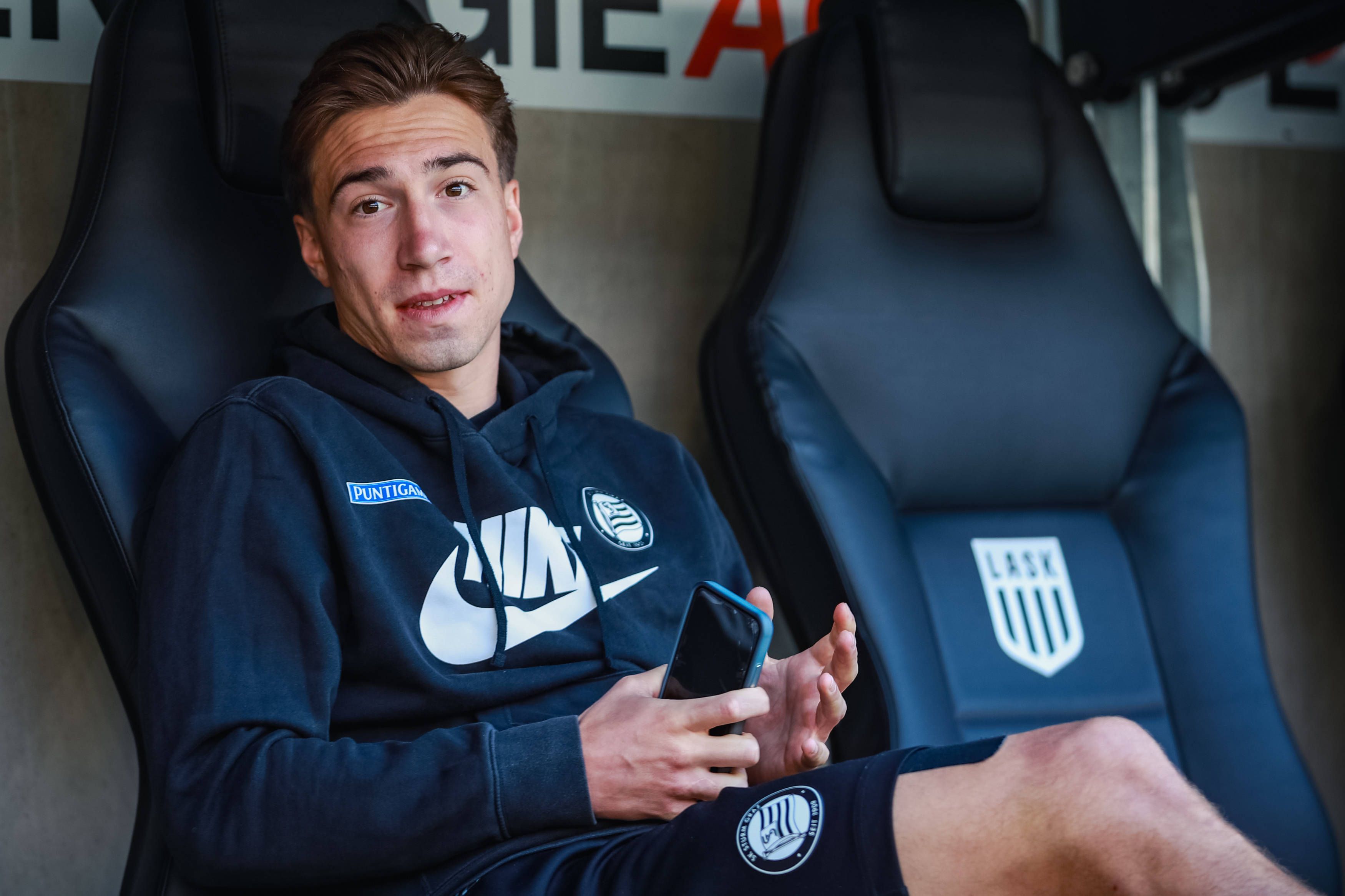 David Affengruber auf der Bank beim Spiel von Sturm Graz in Linz.