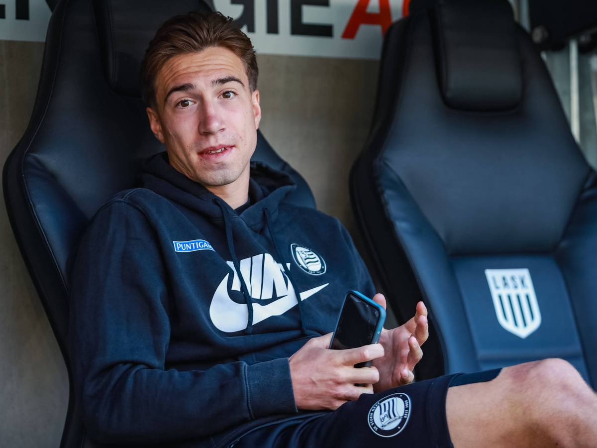 David Affengruber auf der Bank beim Spiel von Sturm Graz in Linz.