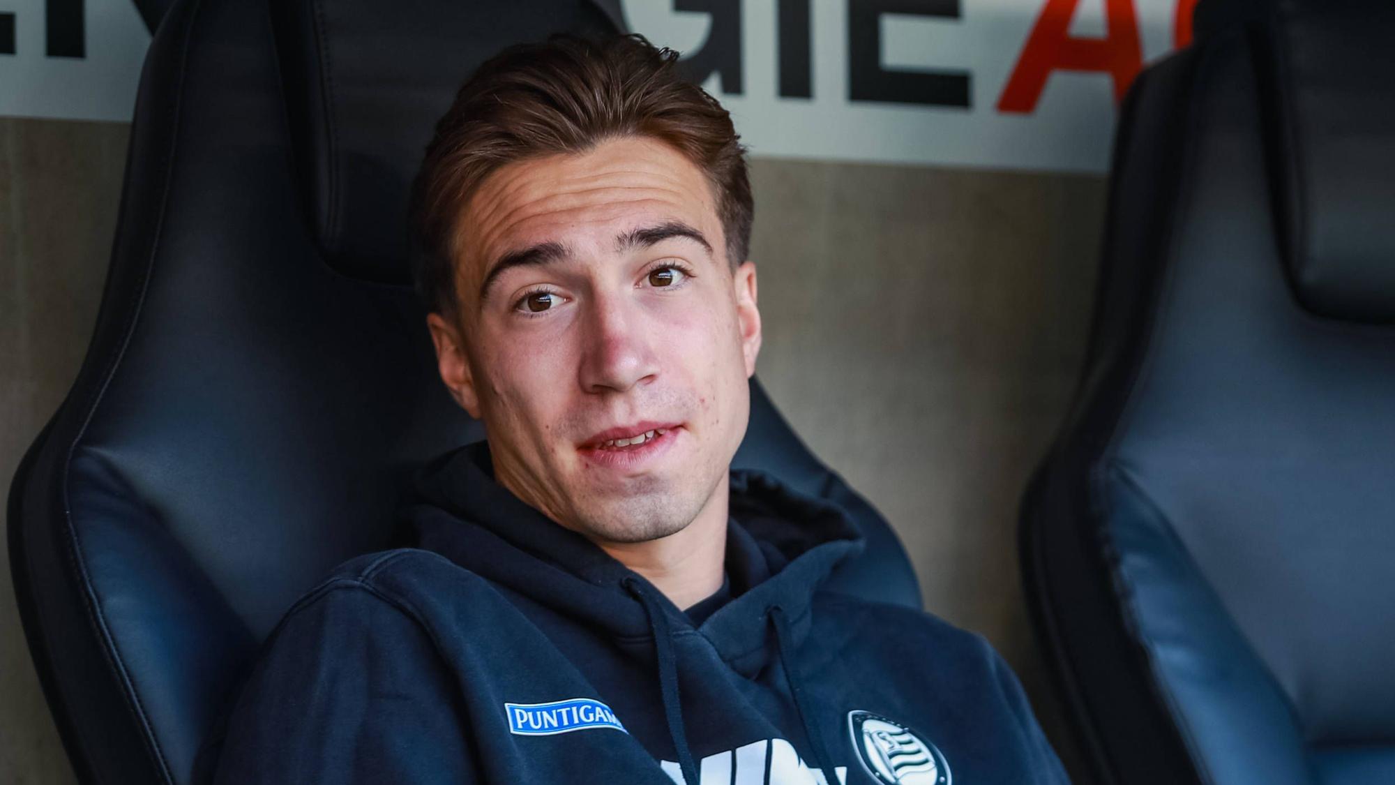 David Affengruber auf der Bank beim Spiel von Sturm Graz in Linz.