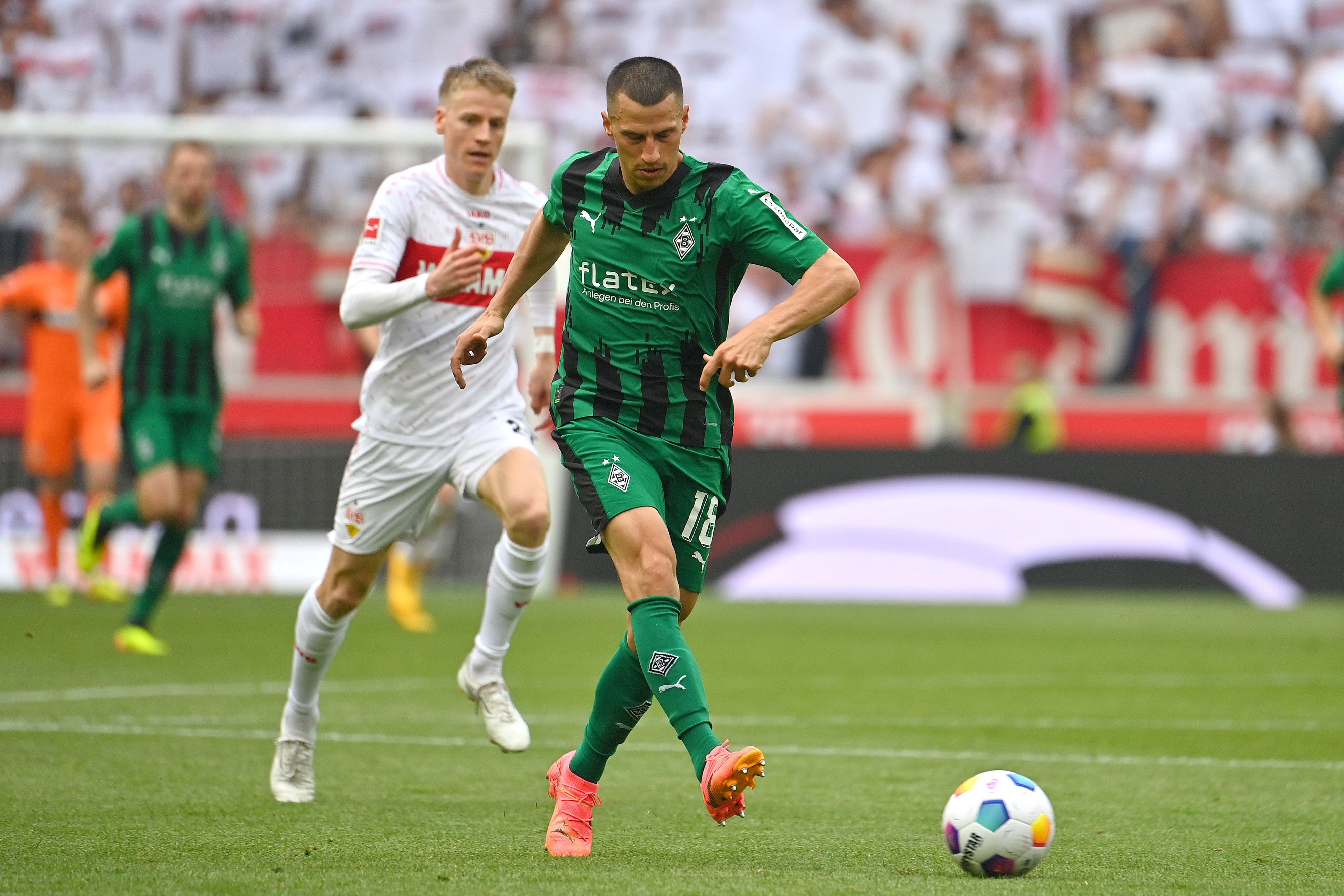 Stefan Lainer im Duell mit Chris Führich.