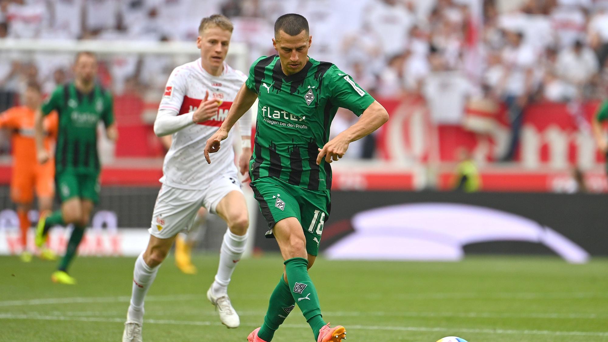 Stefan Lainer im Duell mit Chris Führich.
