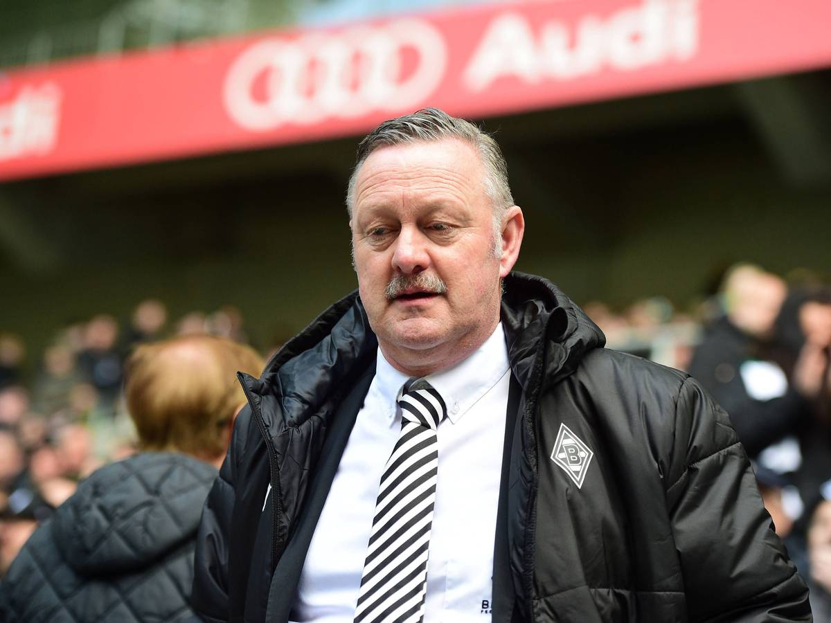 Roland Virkus steht auf der Südkurve im Borussia-Park.