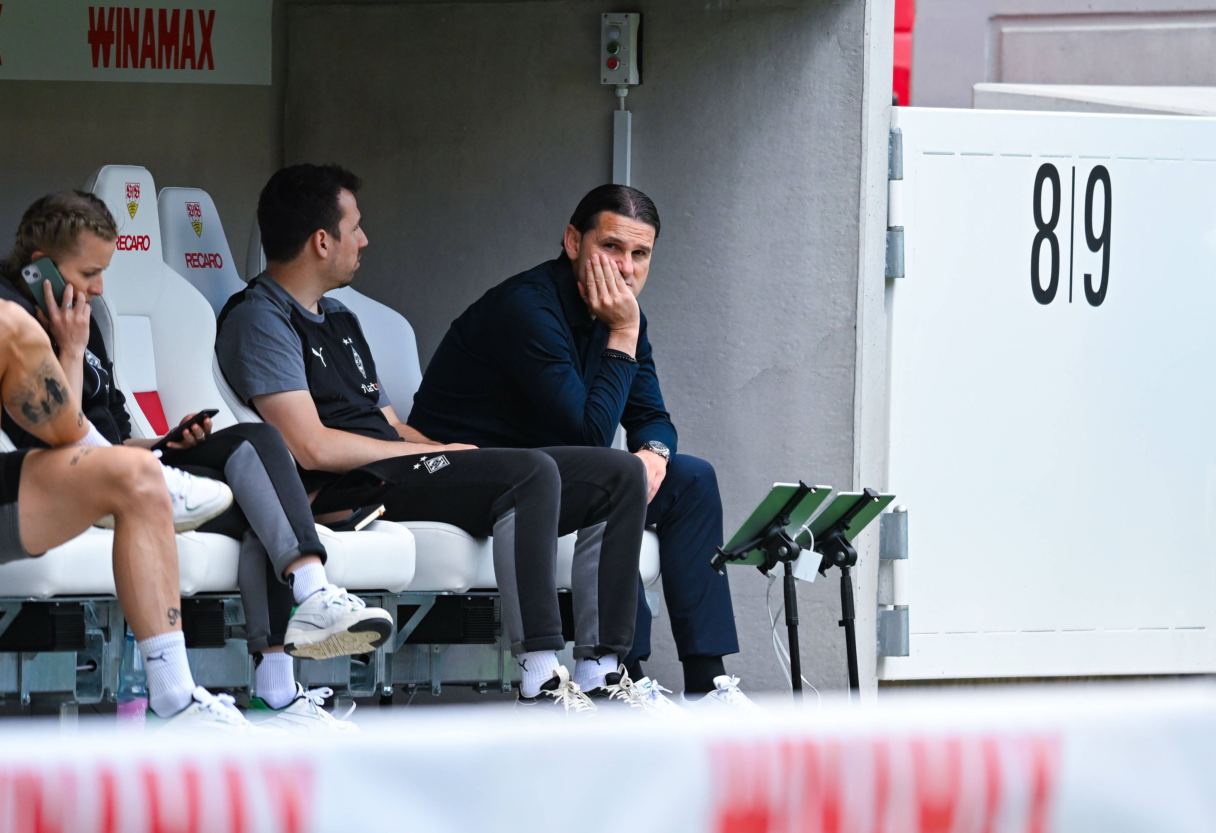 Gerardo Seoane auf der Borussia-Bank nach der Pleite in Stuttgart.