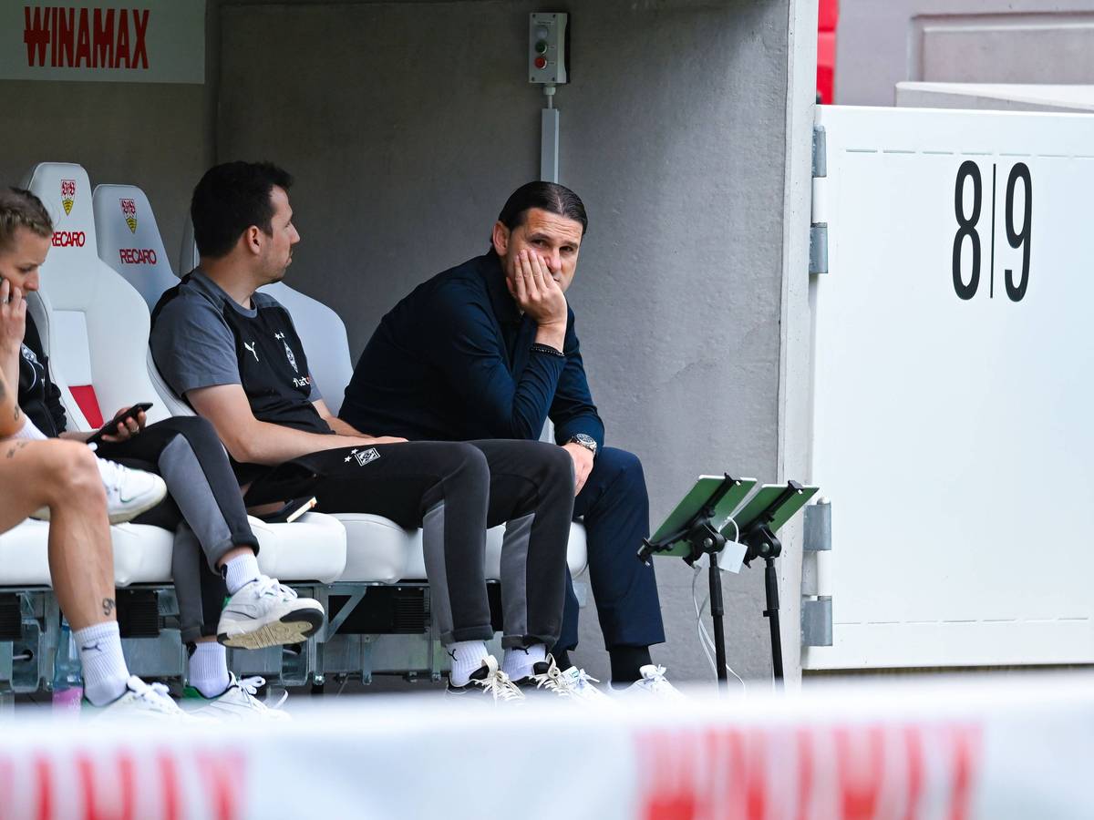 Gerardo Seoane auf der Borussia-Bank nach der Pleite in Stuttgart.