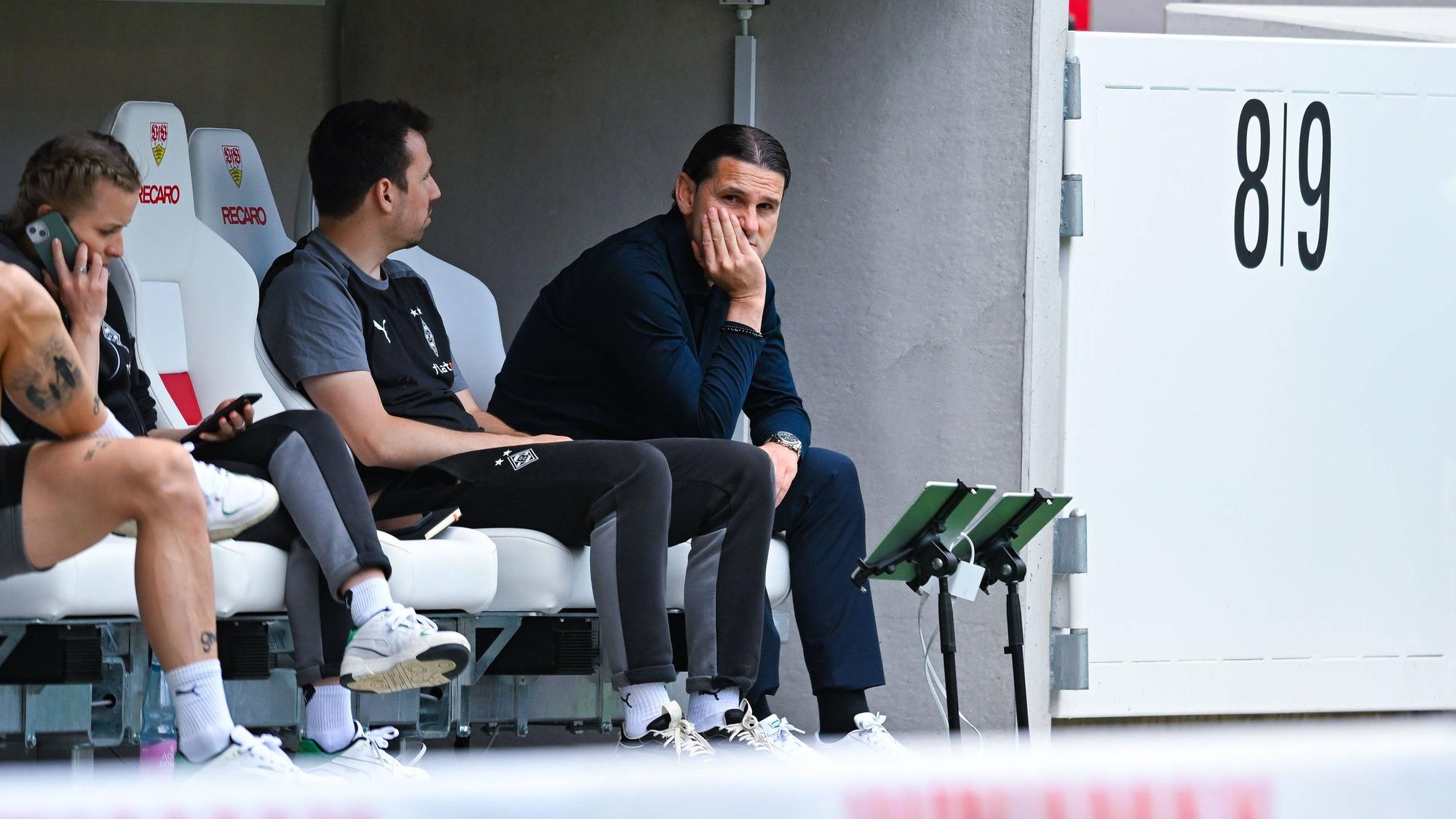 Gerardo Seoane auf der Borussia-Bank nach der Pleite in Stuttgart.