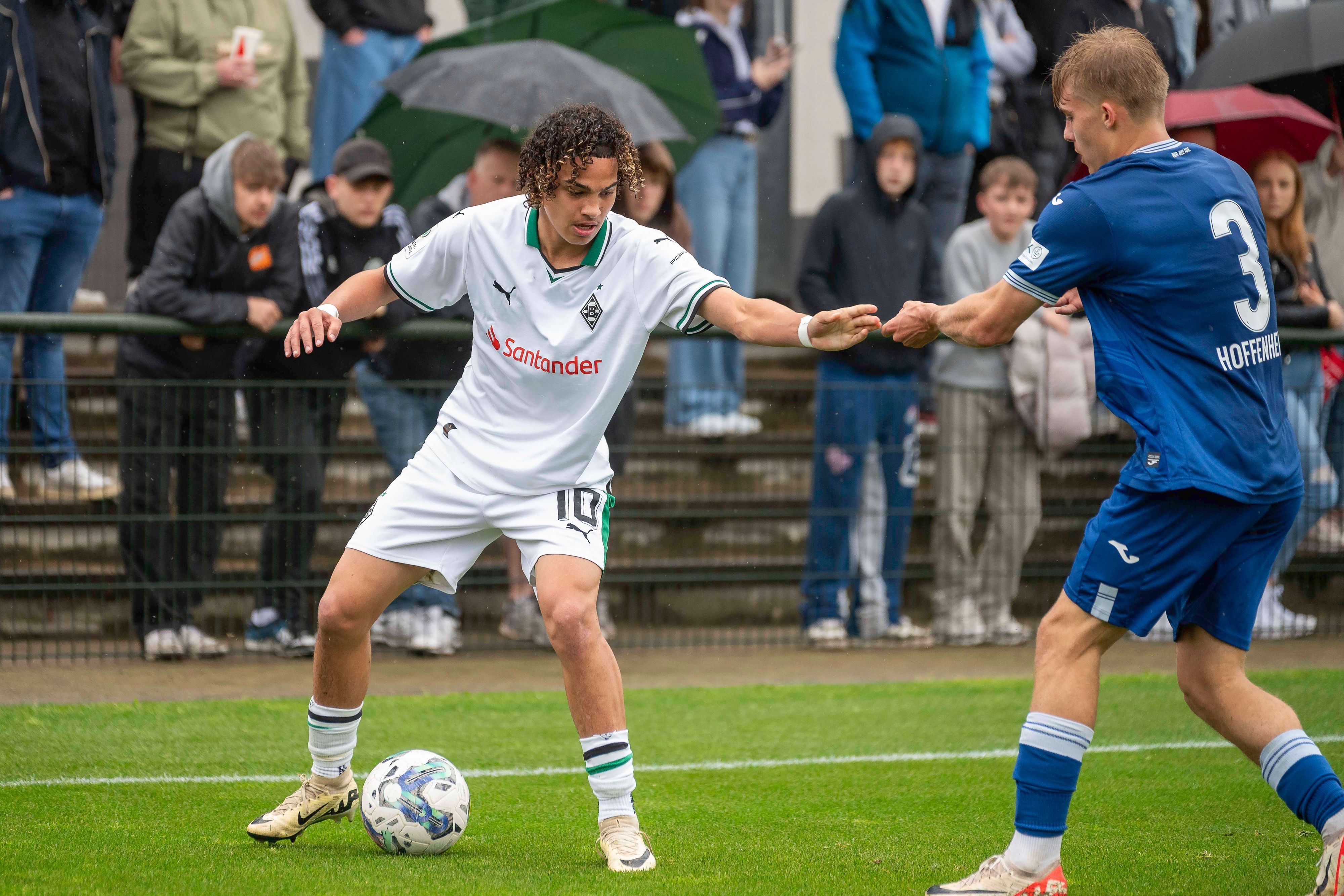 Kilian Sauck im Zweikampf beim Spiel der Gladbach-U19 gegen Hoffenheim.