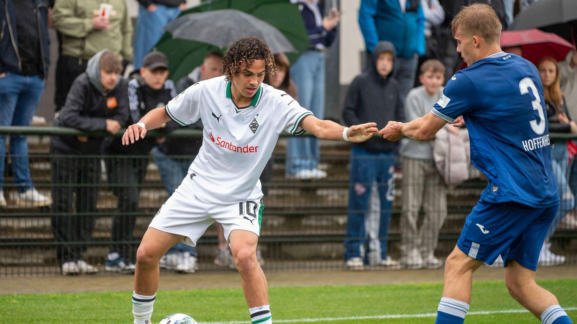 Kilian Sauck im Zweikampf beim Spiel der Gladbach-U19 gegen Hoffenheim.