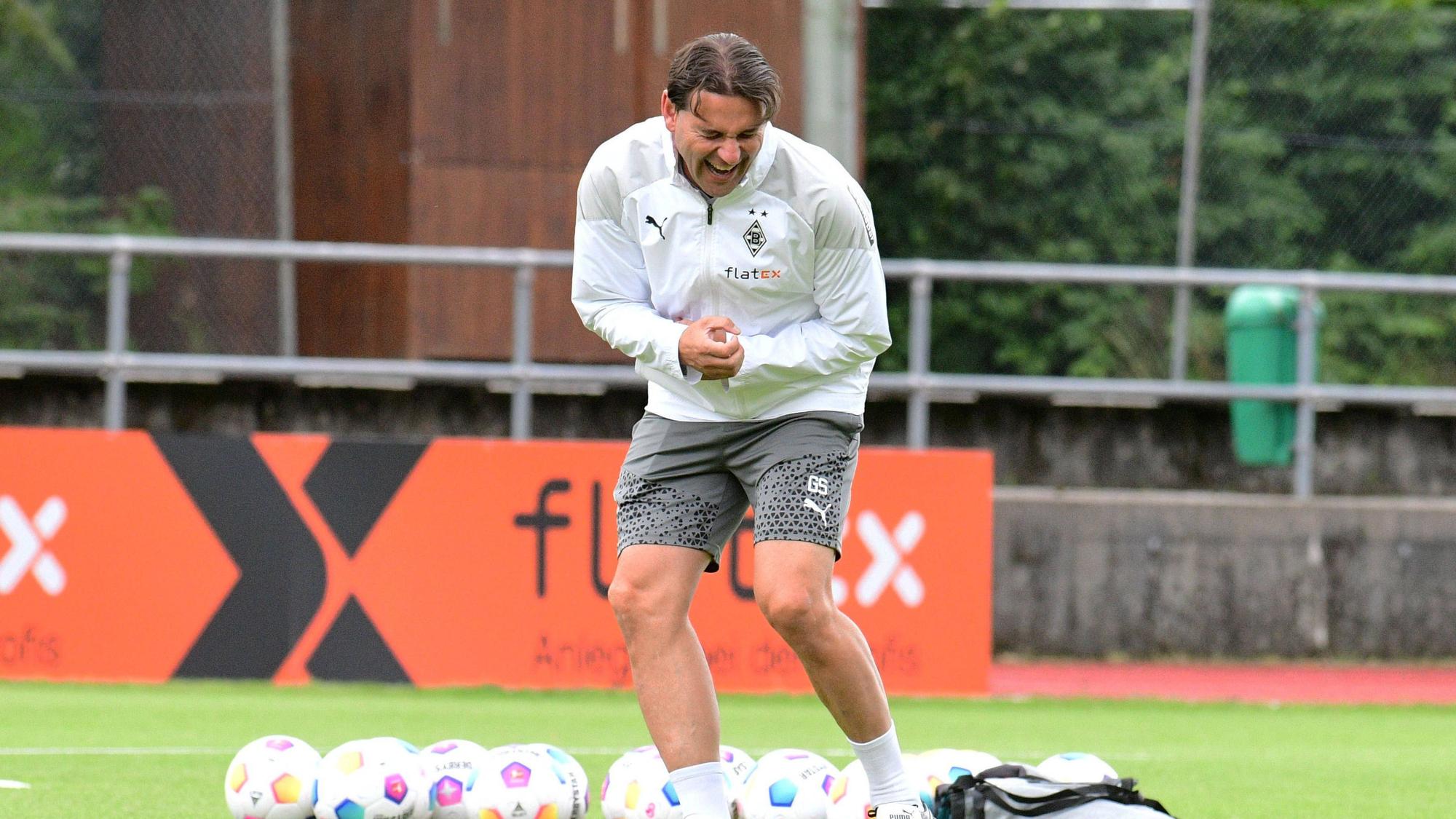 Gerardo Seoane lacht auf dem Trainingsplatz.