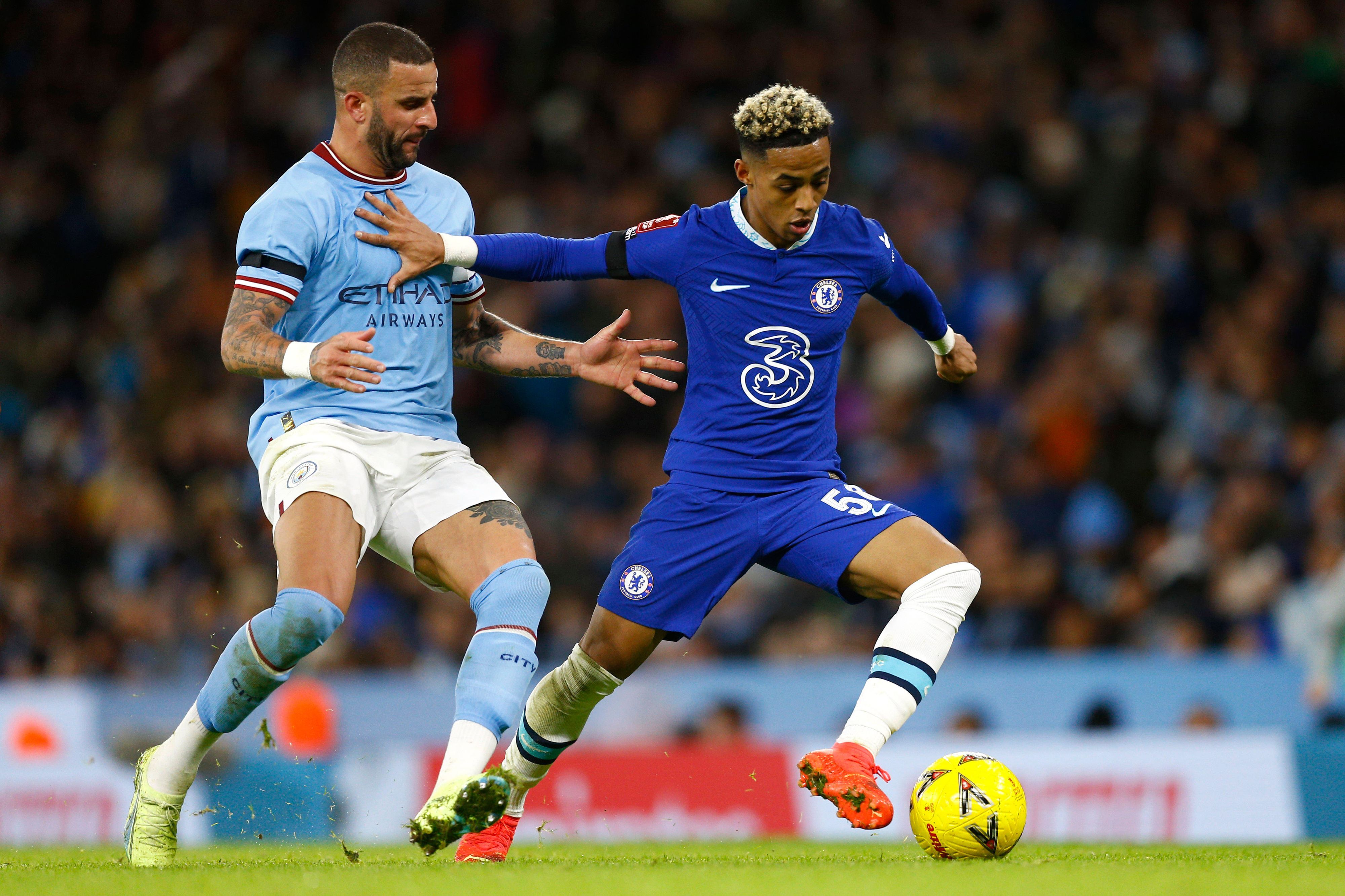 Omari Hutchinson im Zweikampf mit Kyle Walker.