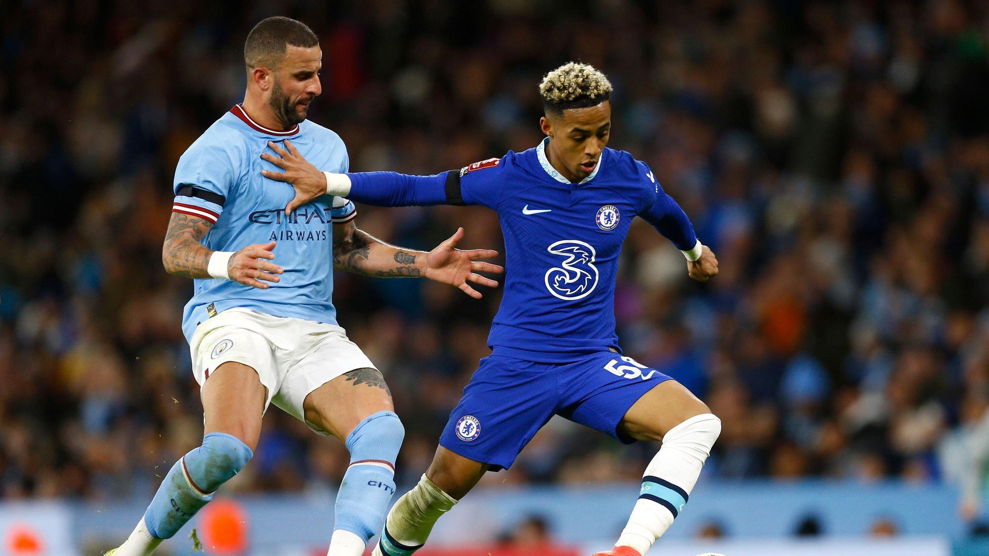 Omari Hutchinson im Zweikampf mit Kyle Walker.