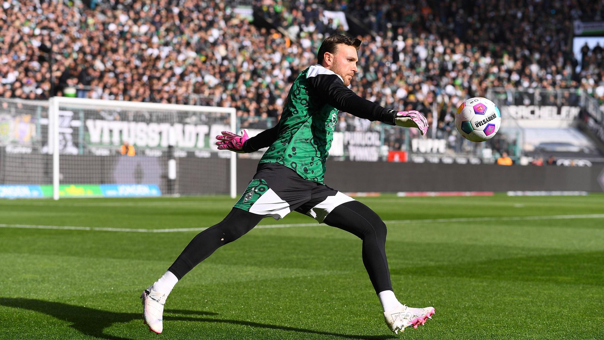 Tobi Sippel beim Aufwärmen vor dem Spiel Borussia Mönchengladbach gegen Köln.