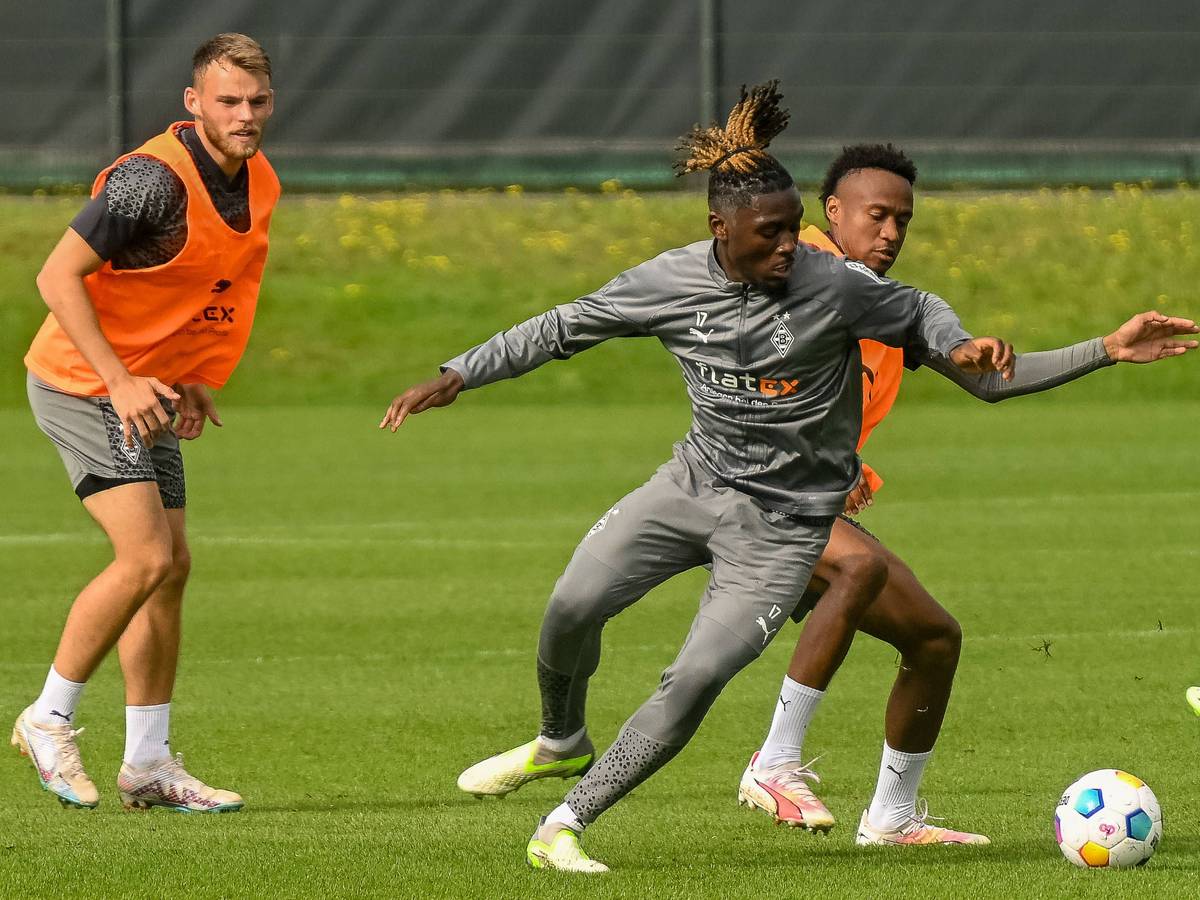 Manu Koné und Nathan Ngoumou im Kampf um den Ball, Mika Schroers schaut zu.