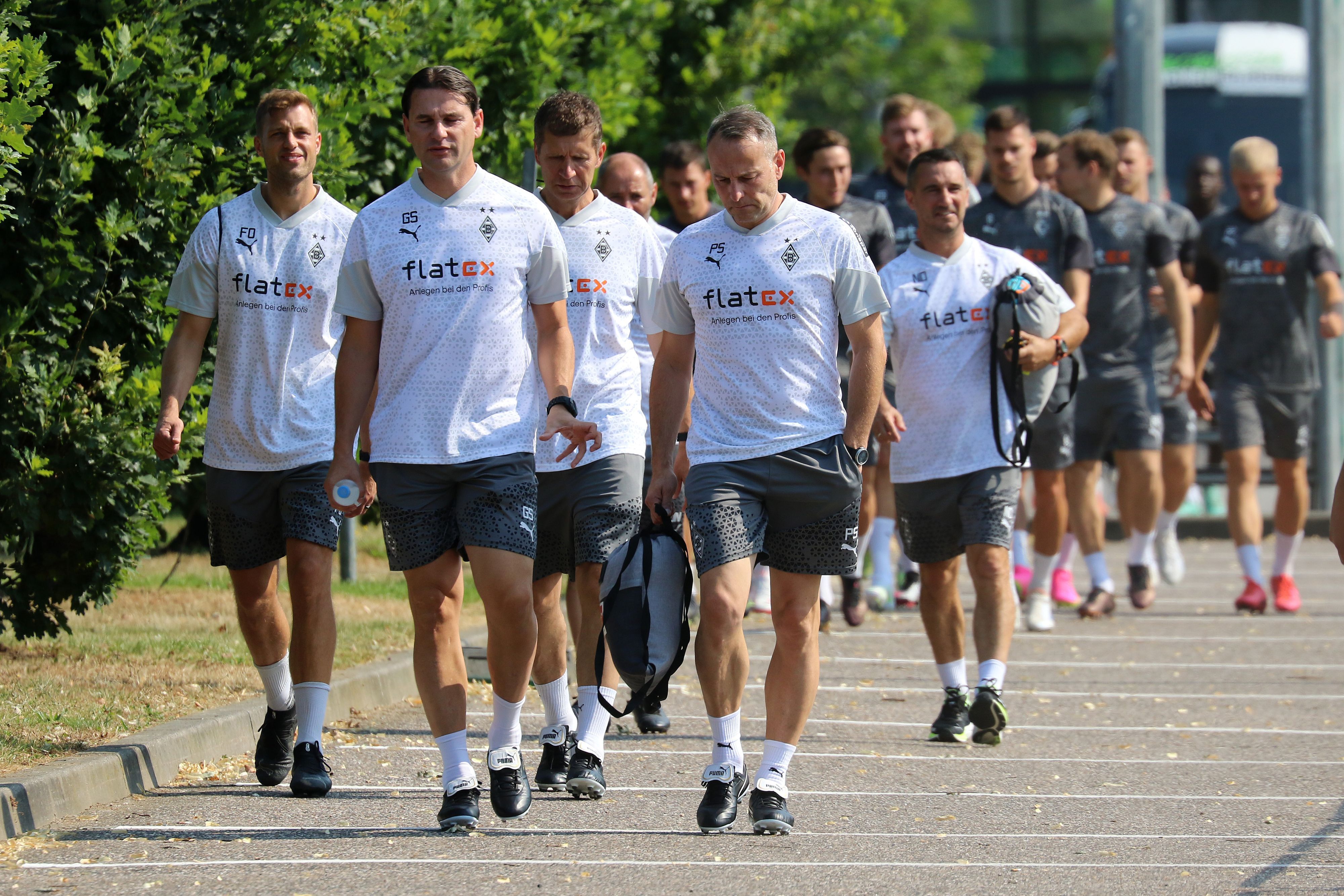 Gerardo Seoane und sein Trainerteam auf dem Weg zum Trainingsplatz.