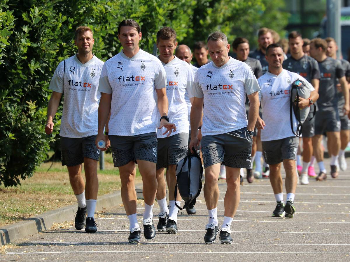 Gerardo Seoane und sein Trainerteam auf dem Weg zum Trainingsplatz.