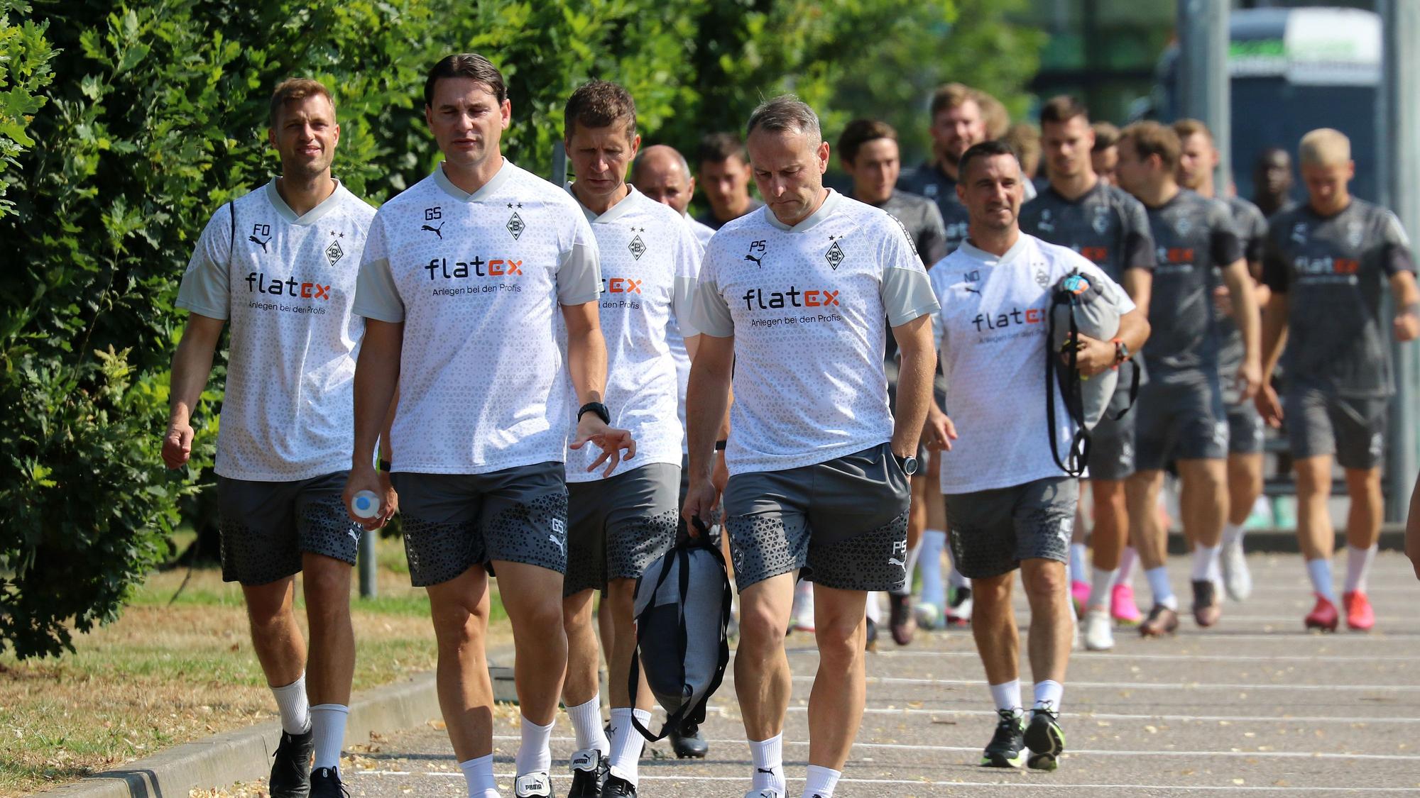 Gerardo Seoane und sein Trainerteam auf dem Weg zum Trainingsplatz.