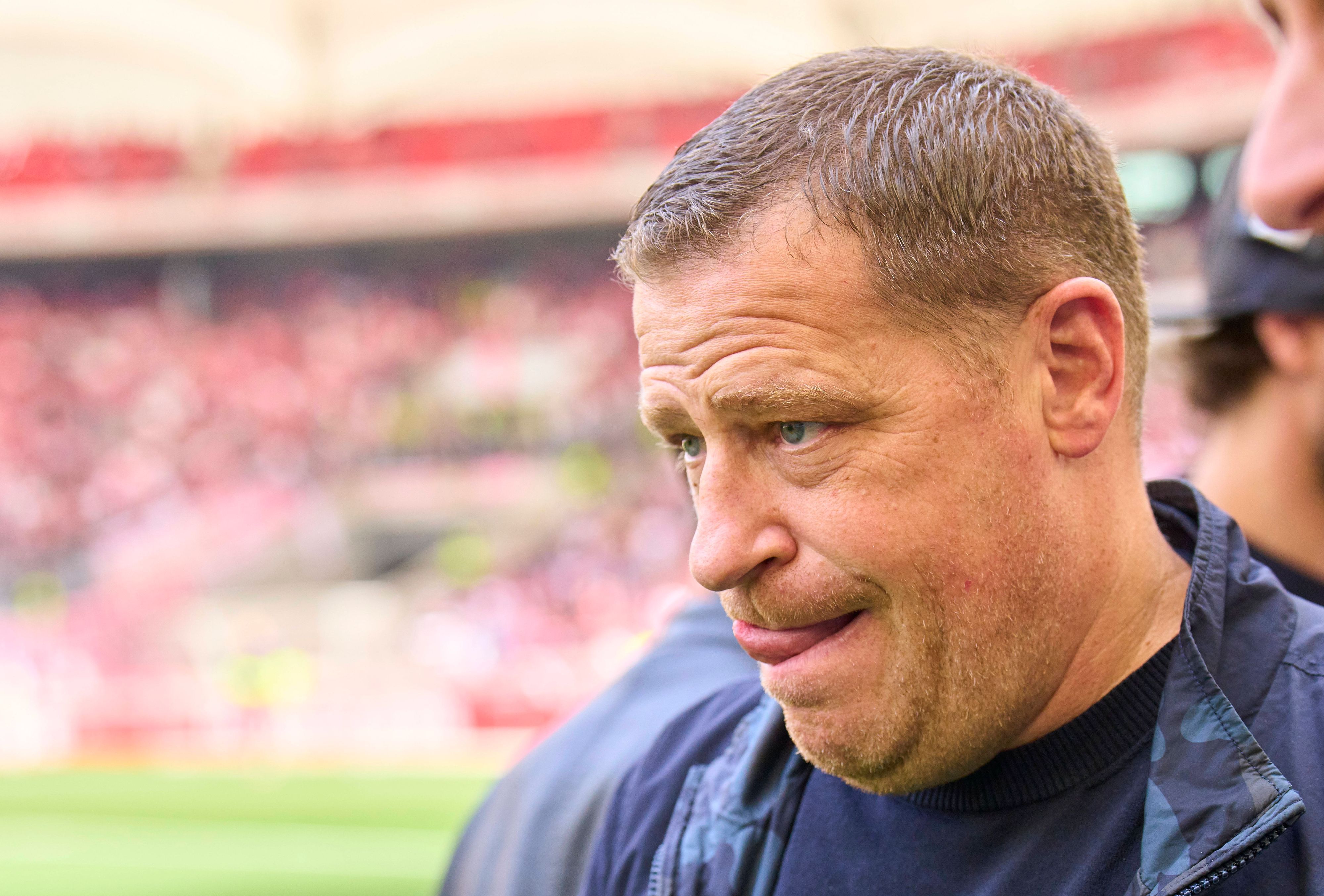 Max Eberl am Spielfeldrand vor einem Spiel des FC Bayern München.
