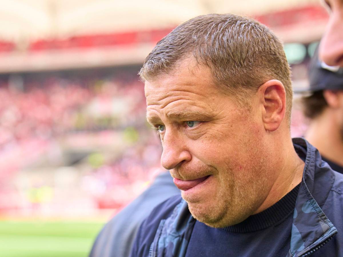 Max Eberl am Spielfeldrand vor einem Spiel des FC Bayern München.