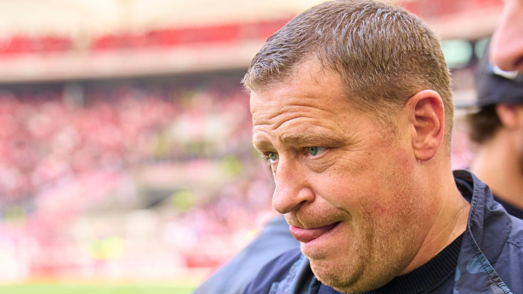 Max Eberl am Spielfeldrand vor einem Spiel des FC Bayern München.
