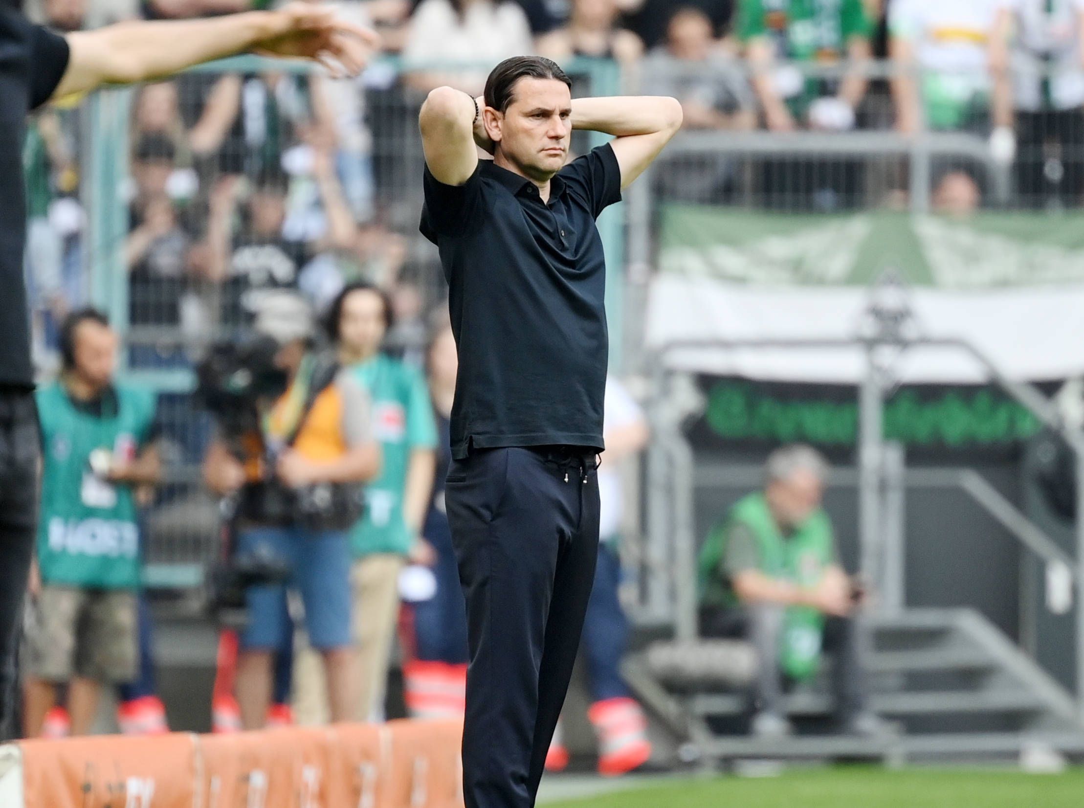 Gerardo Seoane faltet die Hände hinter seinem Kopf.