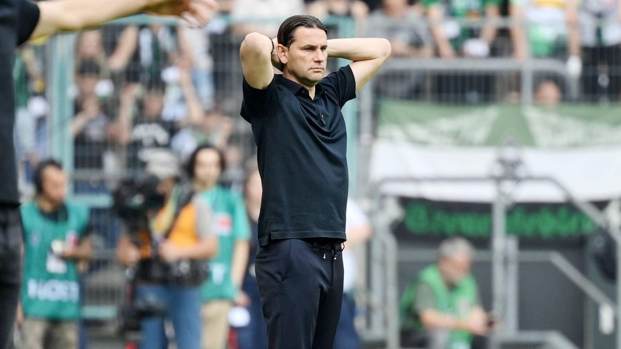 Gerardo Seoane faltet die Hände hinter seinem Kopf.