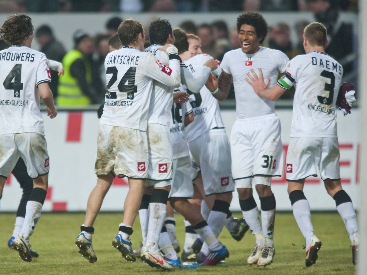 Profis von Borussia Mönchengladbach feiern einen Sieg.
