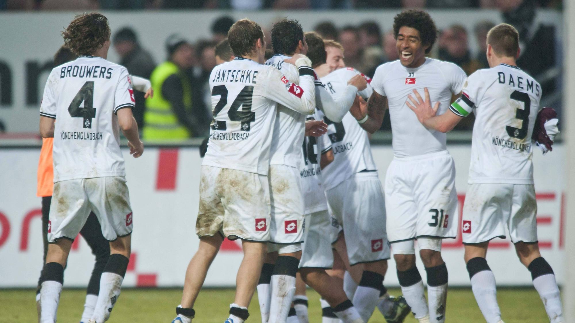 Profis von Borussia Mönchengladbach feiern einen Sieg.