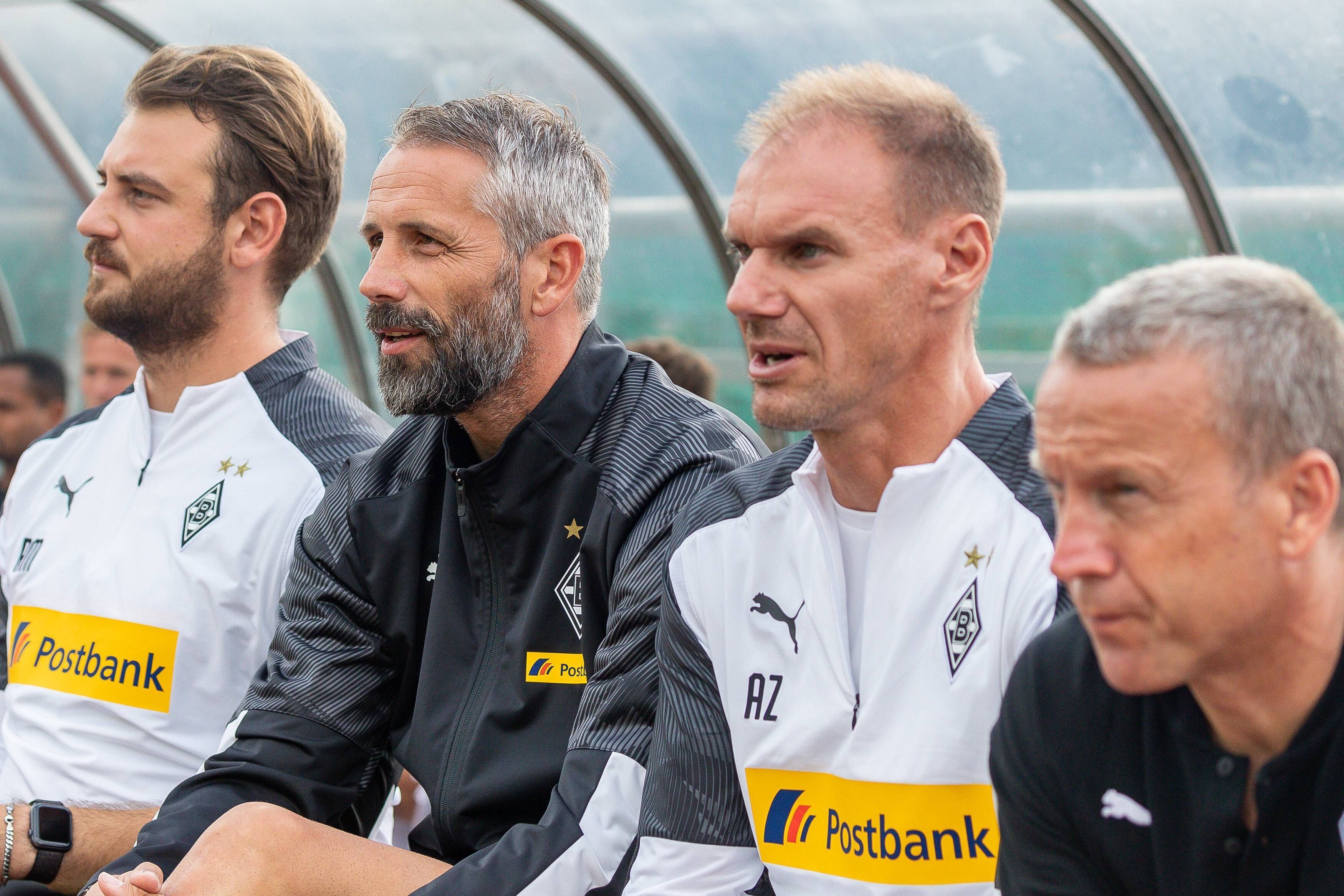 Das Trainerteam von Borussia Mönchengladbach der Saison 2019/20 während eines Testspiels.