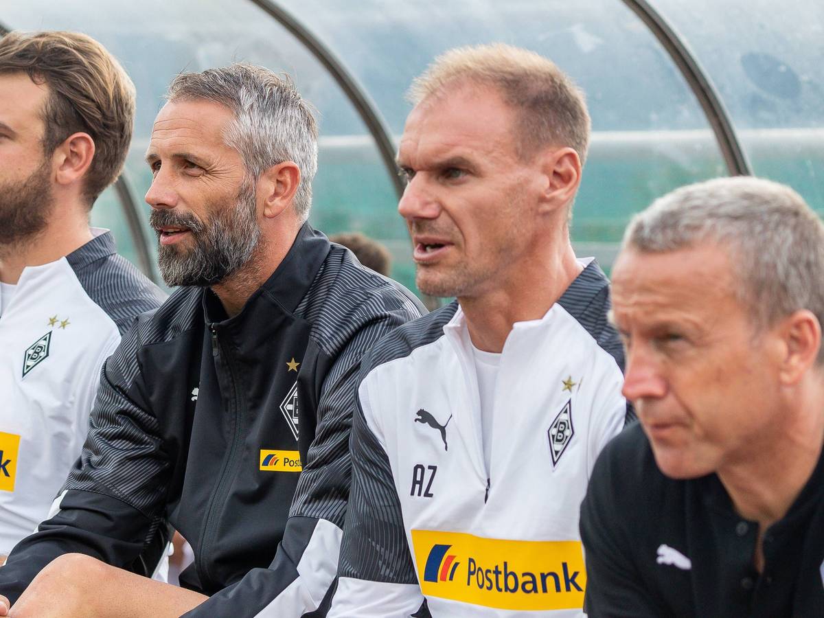 Das Trainerteam von Borussia Mönchengladbach der Saison 2019/20 während eines Testspiels.