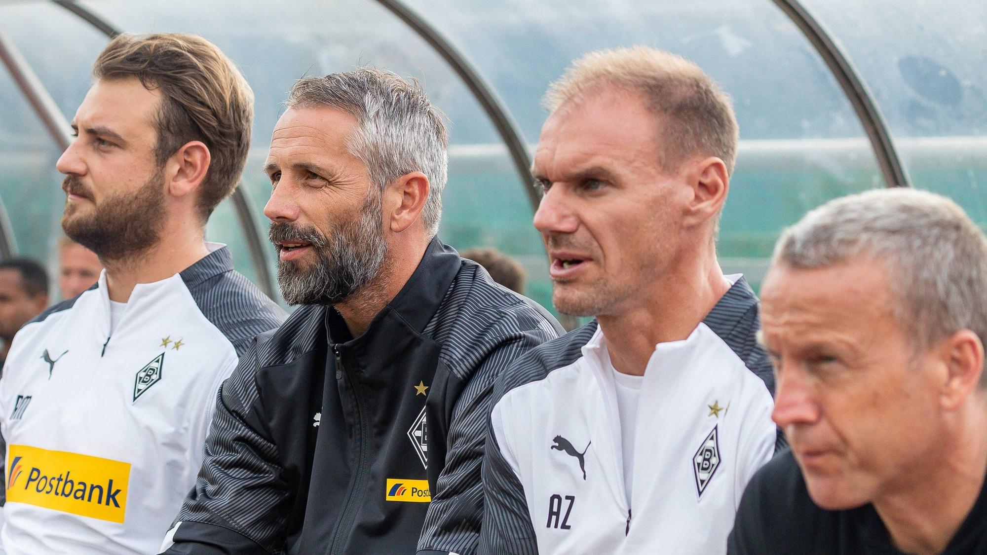 Das Trainerteam von Borussia Mönchengladbach der Saison 2019/20 während eines Testspiels.