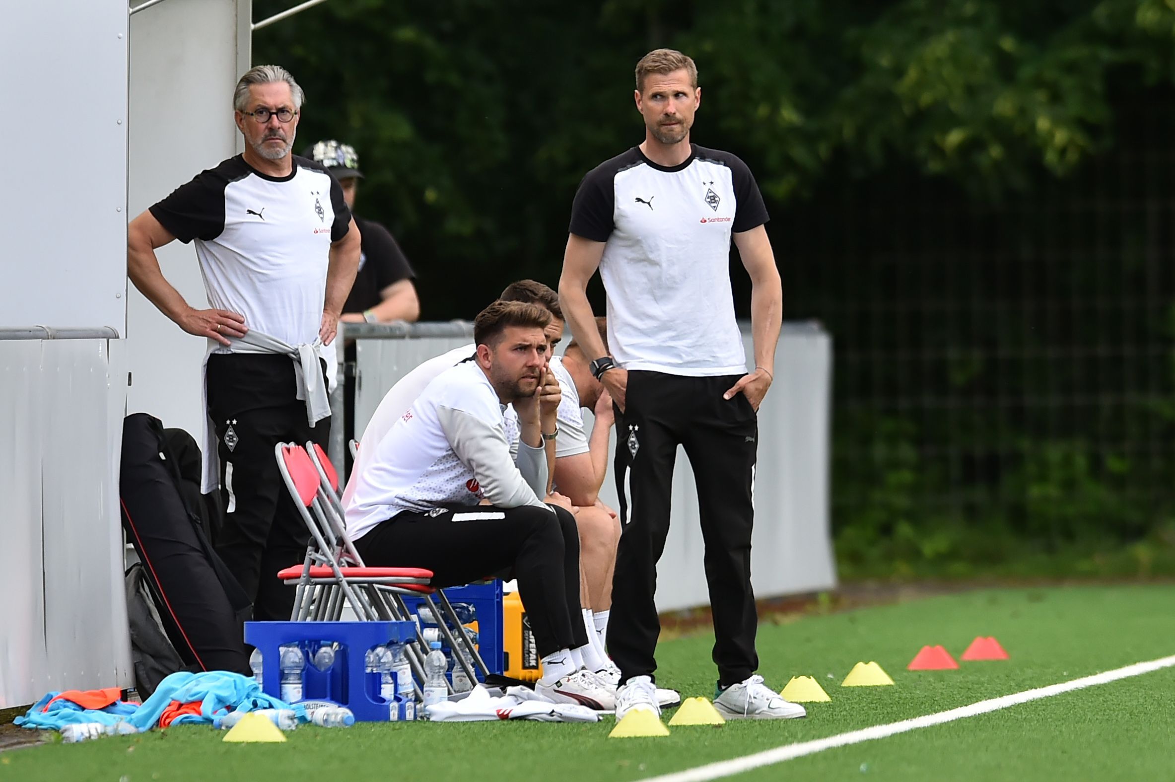Das Trainerteam der U19 von Borussia Mönchengladbach während eines Spiels.