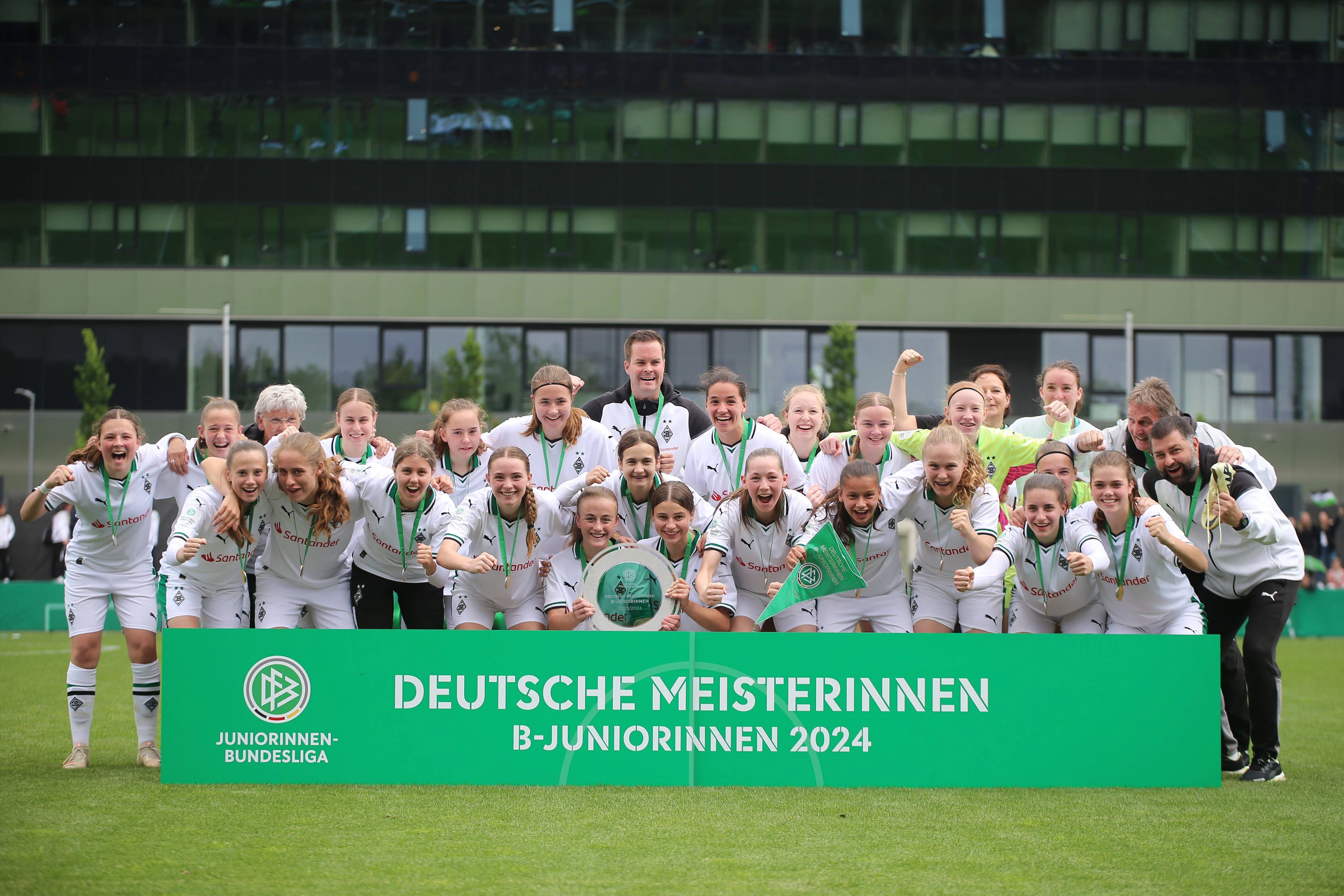 Die U17-Damen von Borussia Mönchengladbach beim Siegerfoto.