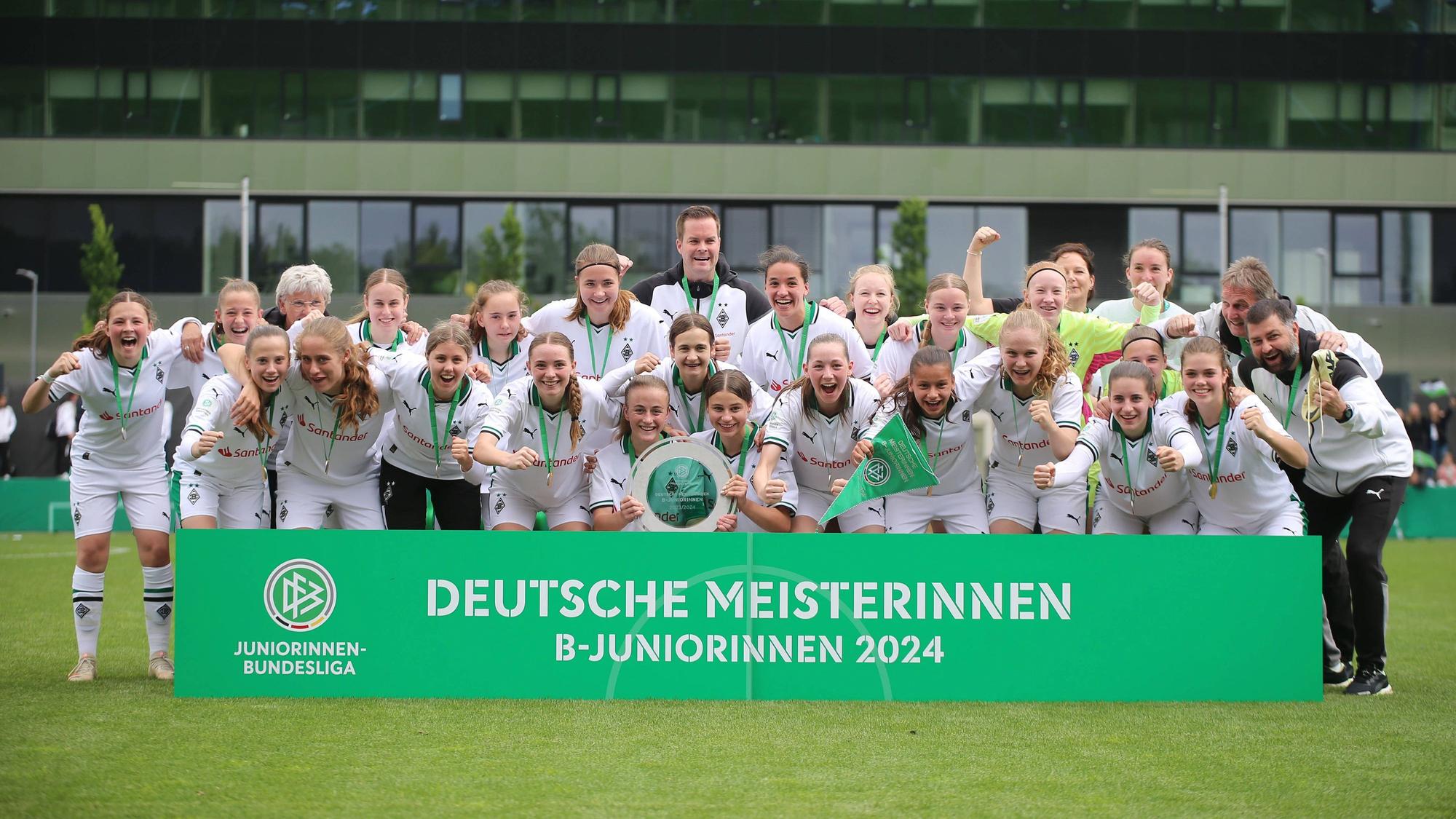 Die U17-Damen von Borussia Mönchengladbach beim Siegerfoto.